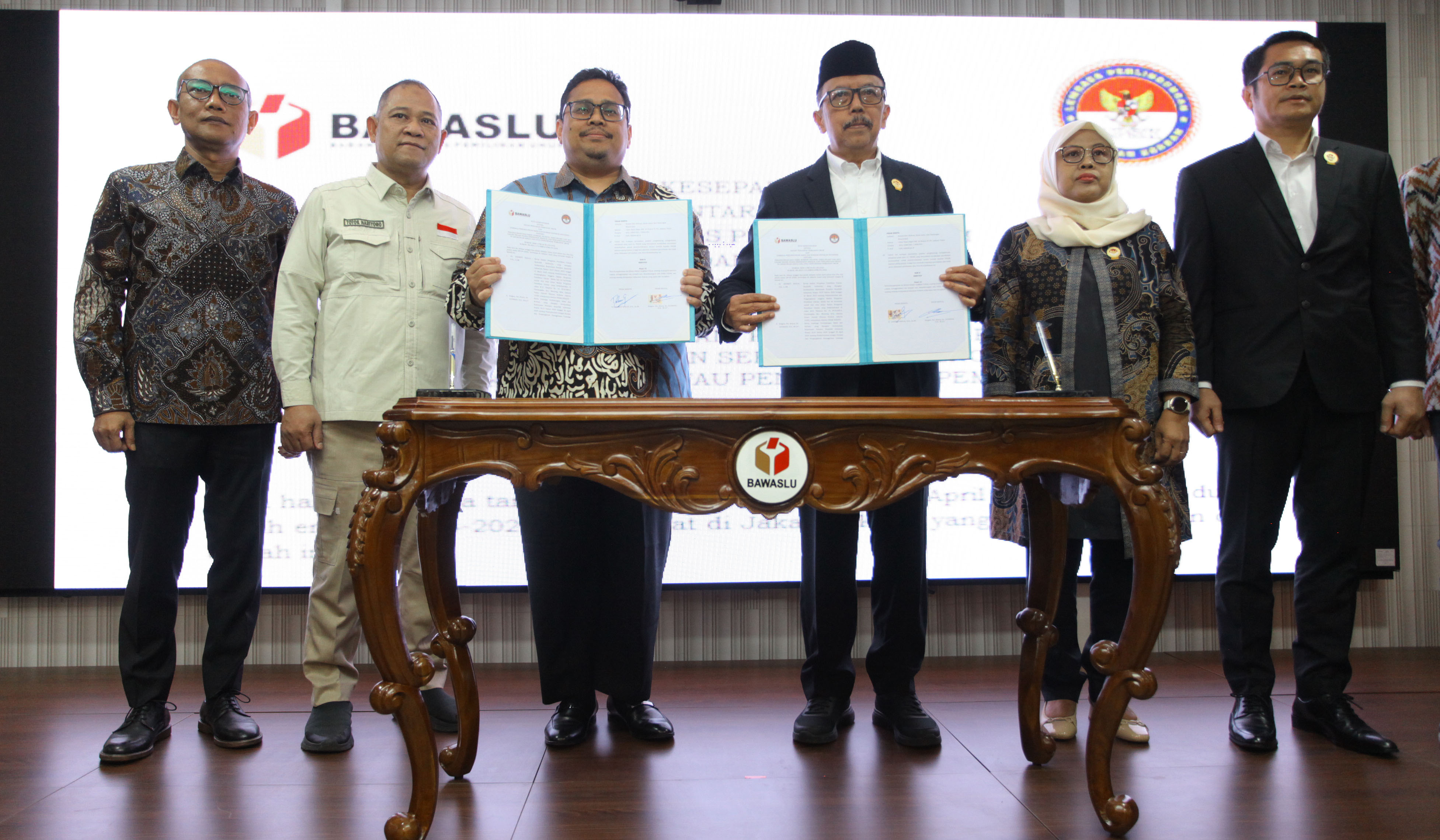 Penandatanganan nota kesepahaman Bawaslu-LPSK. (Agus Priatna/SinPo.id)