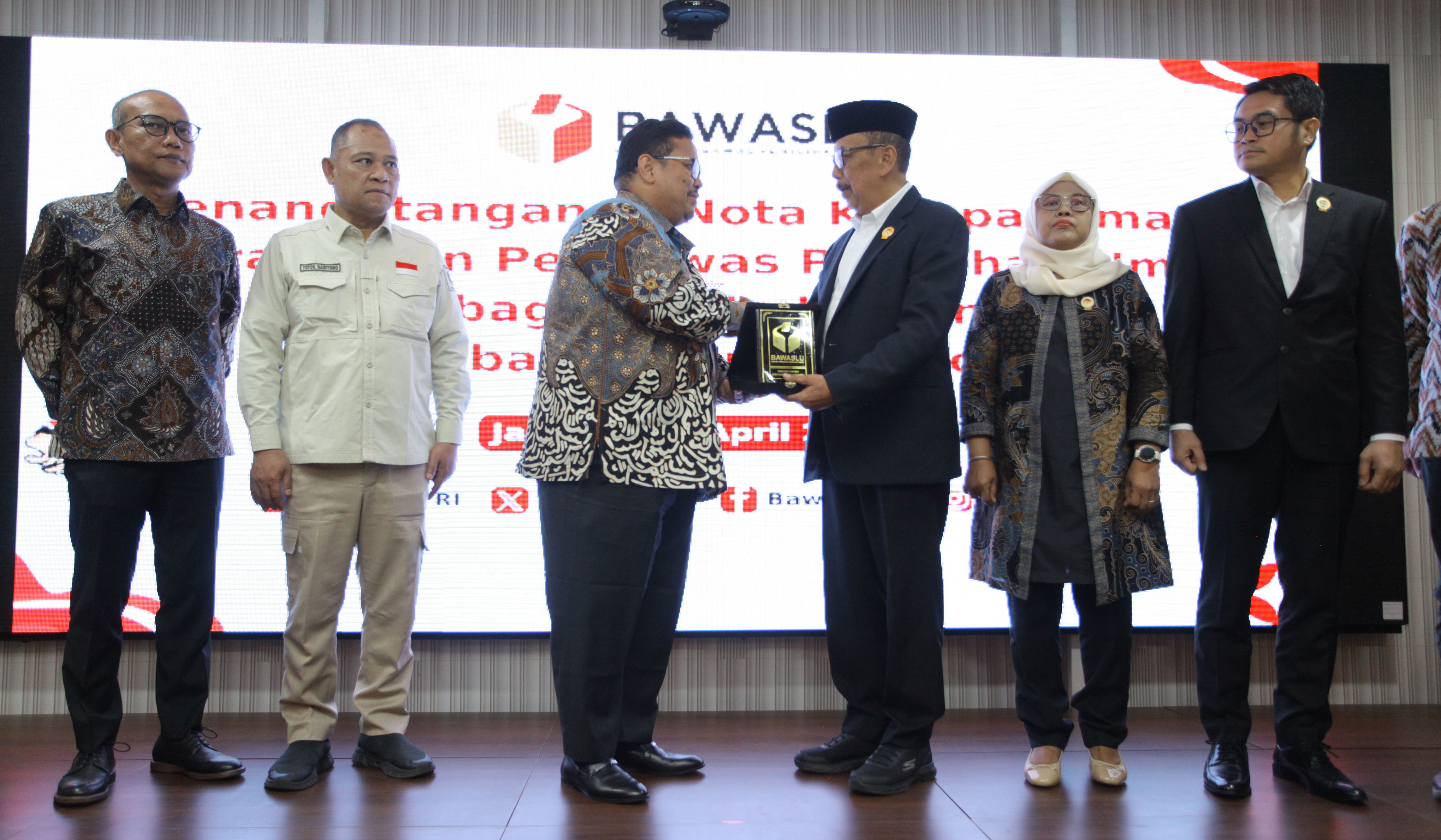 Penandatanganan nota kesepahaman Bawaslu-LPSK. (Agus Priatna/SinPo.id)