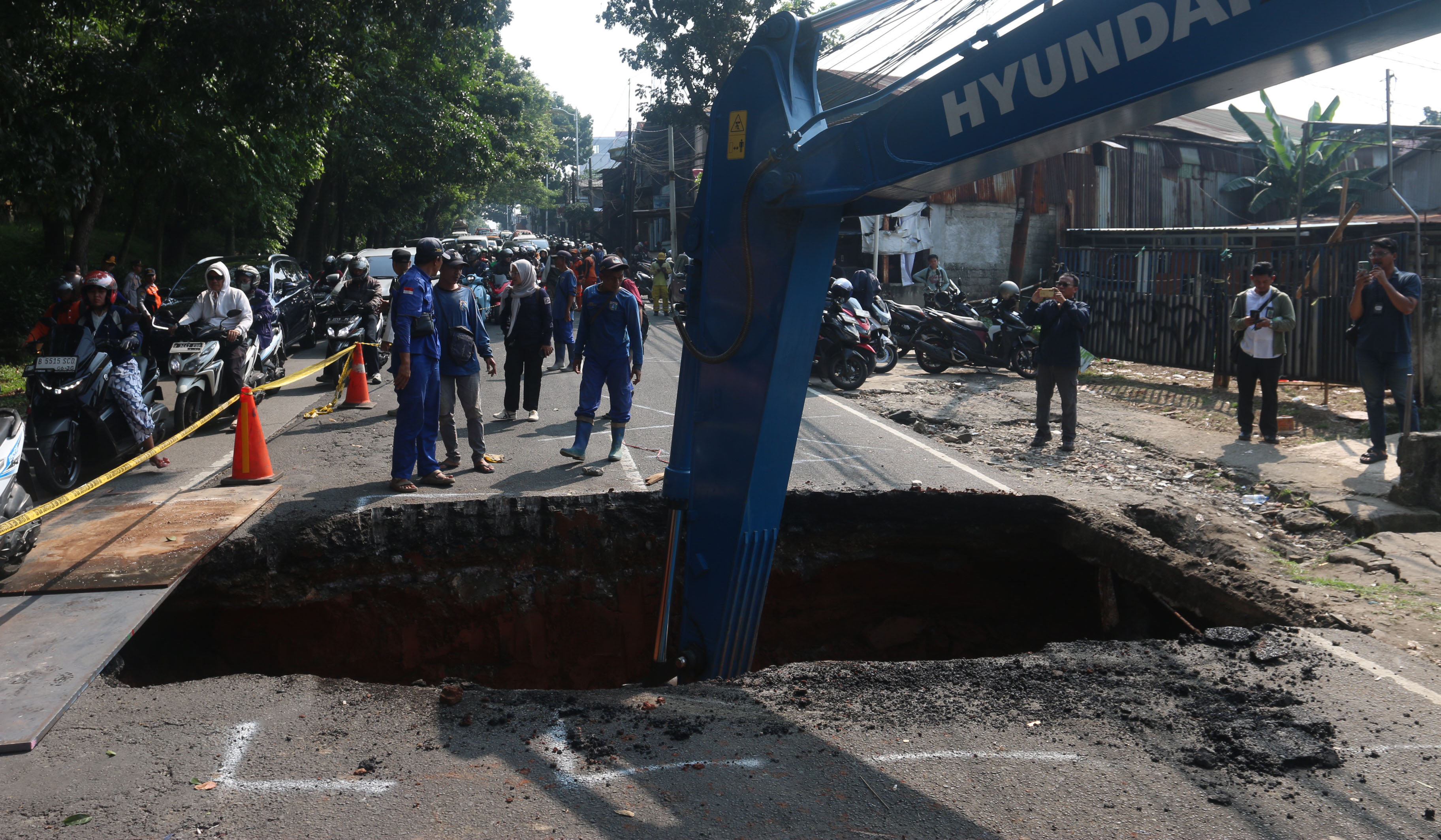 Penanganan jalan amblas di Lenteng Agung. (Agus Priatna/SinPo.id)