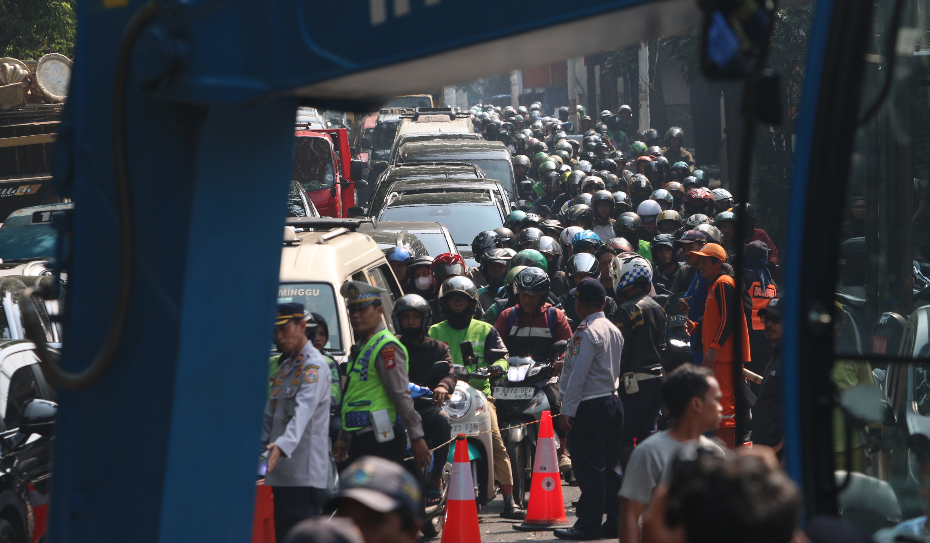 Penanganan jalan amblas di Lenteng Agung. (Agus Priatna/SinPo.id)