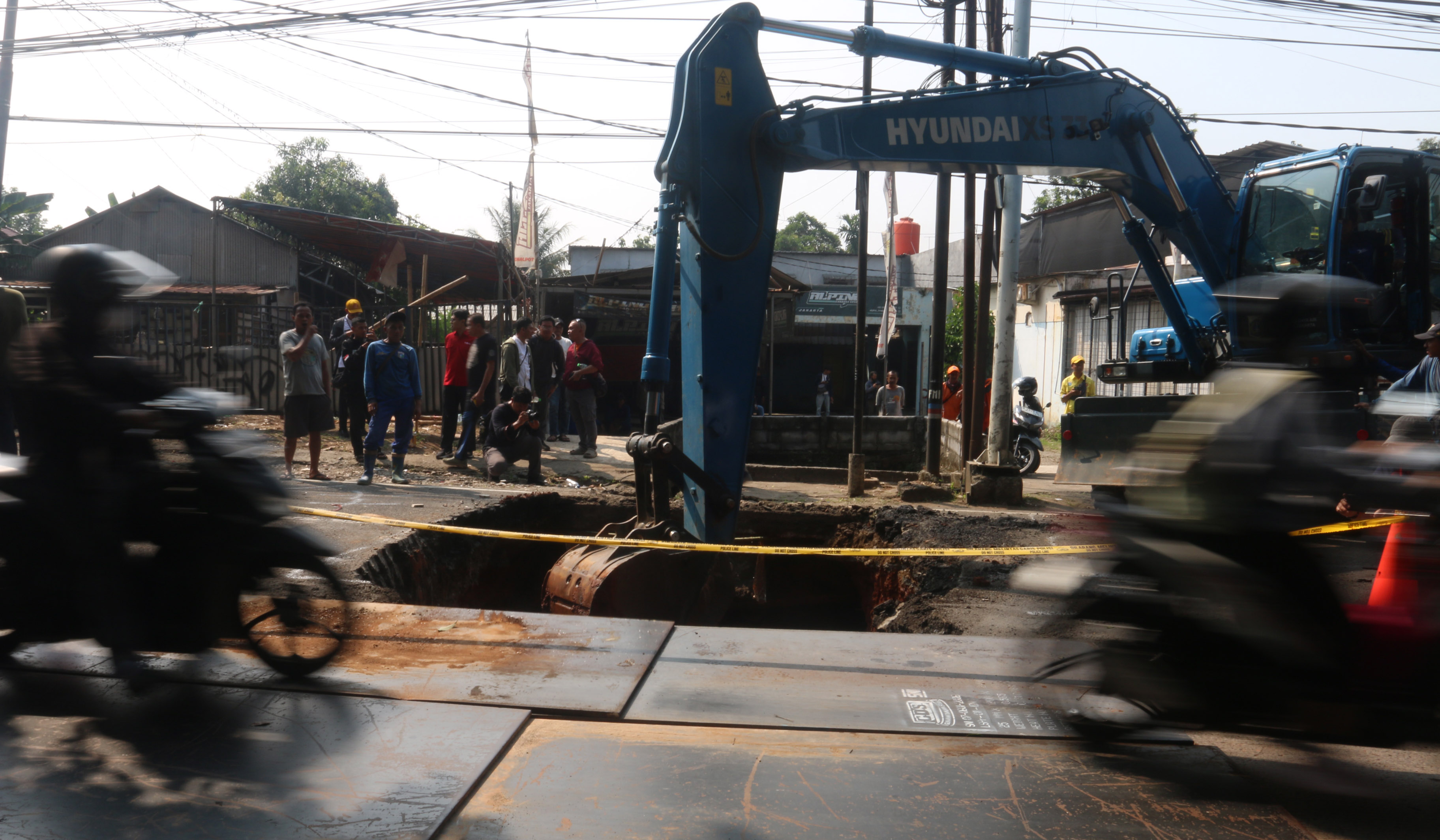 Penanganan jalan amblas di Lenteng Agung. (Agus Priatna/SinPo.id)