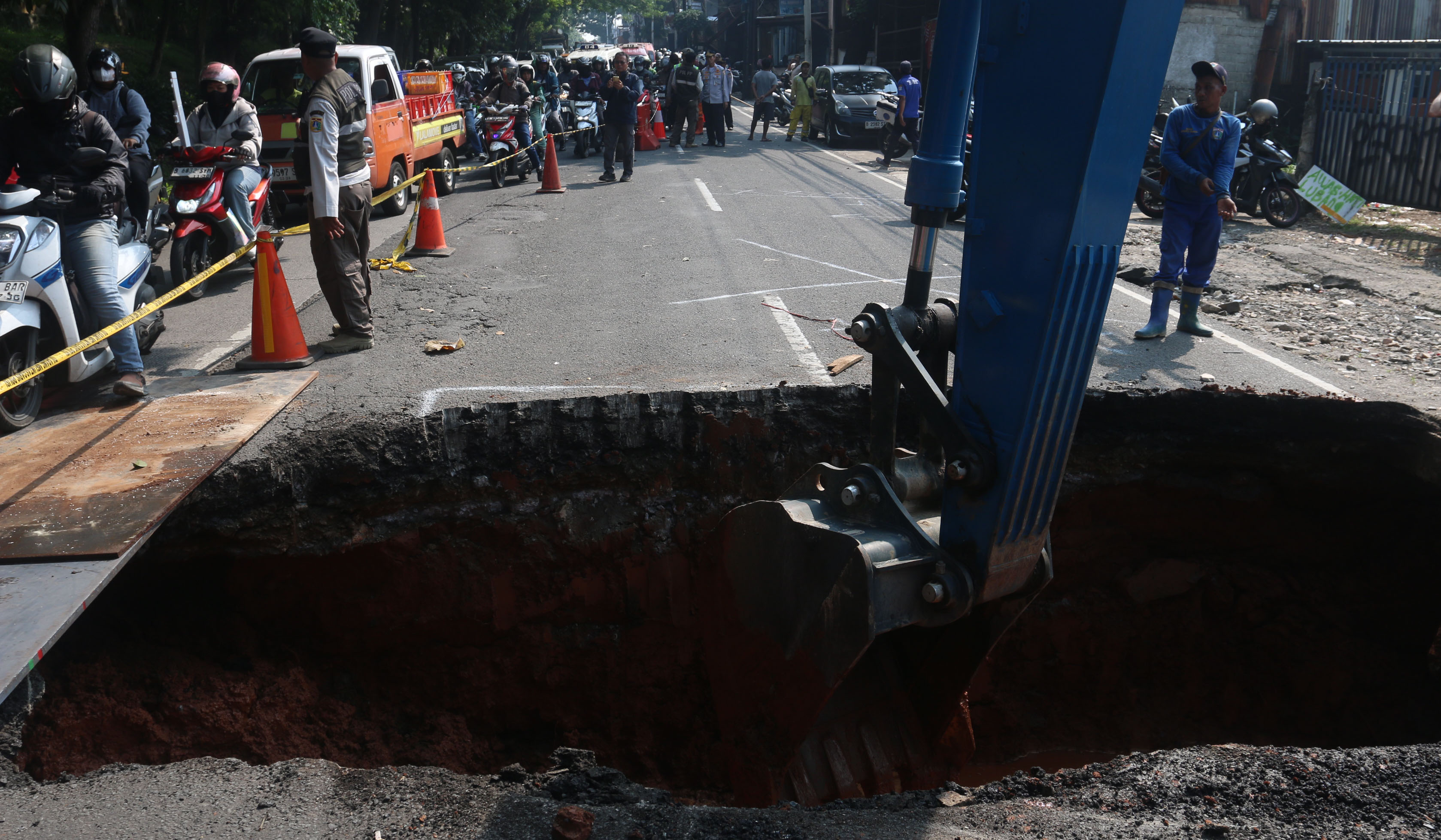 Penanganan jalan amblas di Lenteng Agung. (Agus Priatna/SinPo.id)