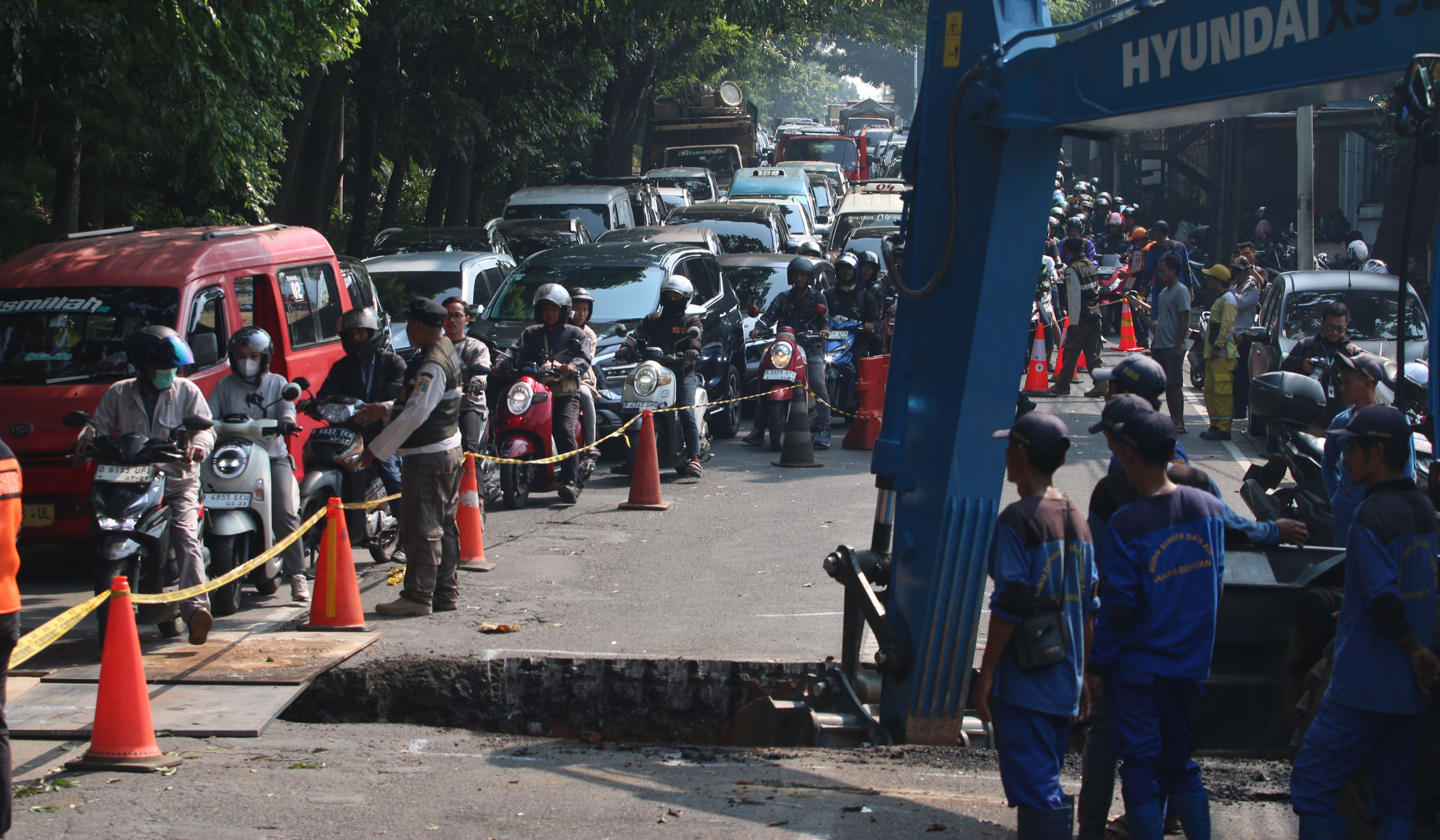 Penanganan jalan amblas di Lenteng Agung. (Agus Priatna/SinPo.id)