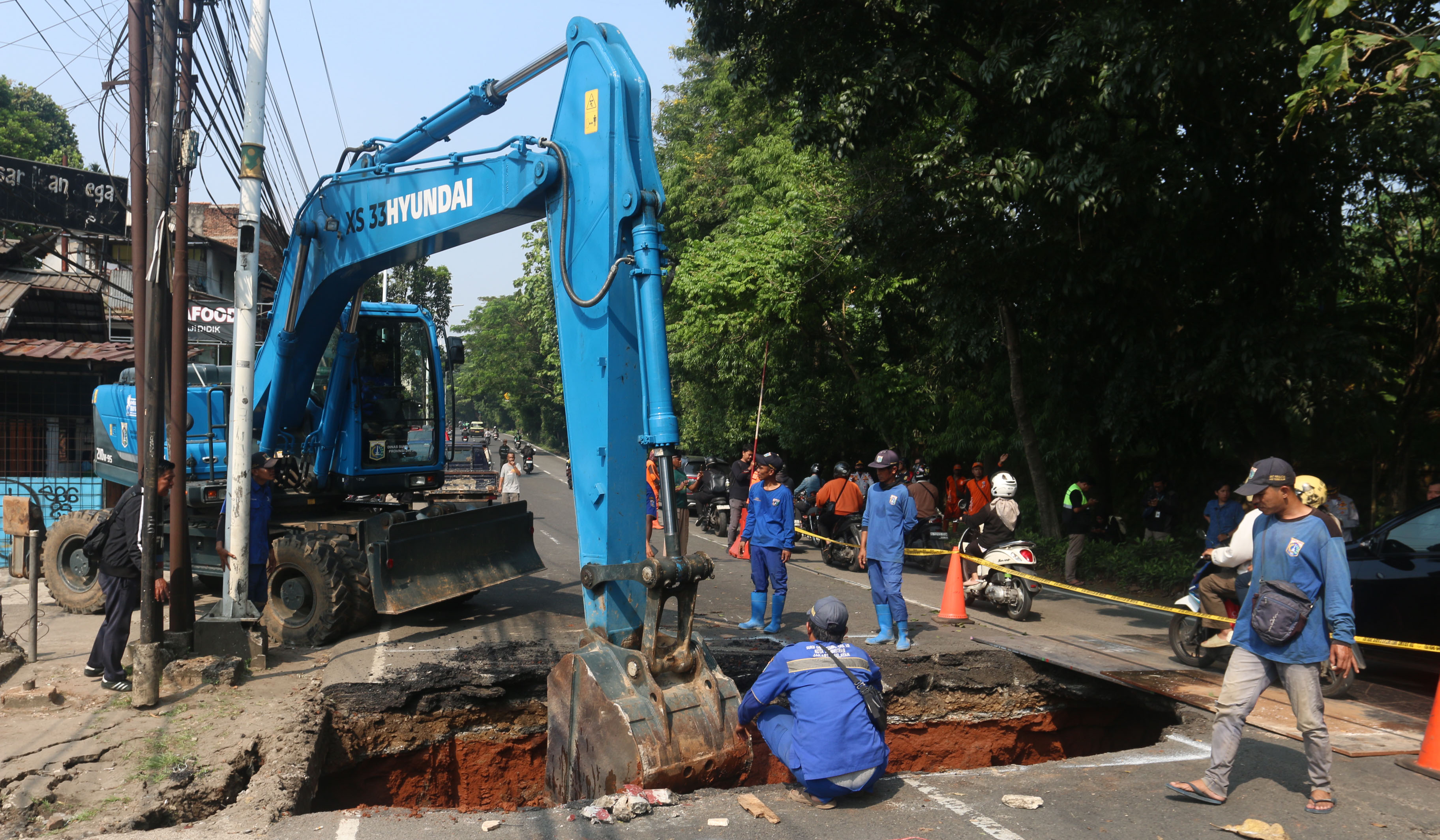 Penanganan jalan amblas di Lenteng Agung. (Agus Priatna/SinPo.id)
