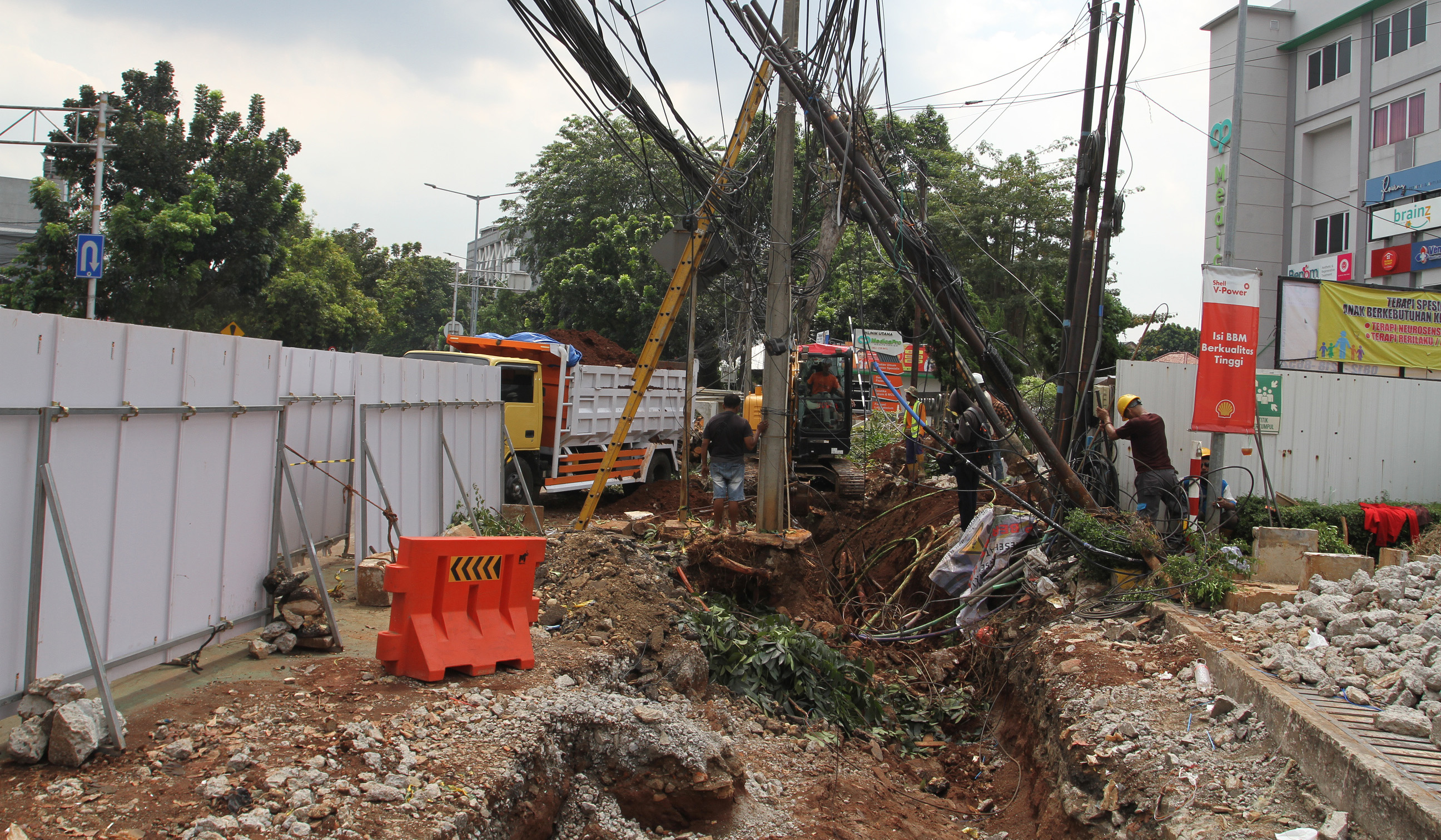 Pentaan trotoar dan saluran air di Jakarta. (Agus Priatna/SinPo.id)