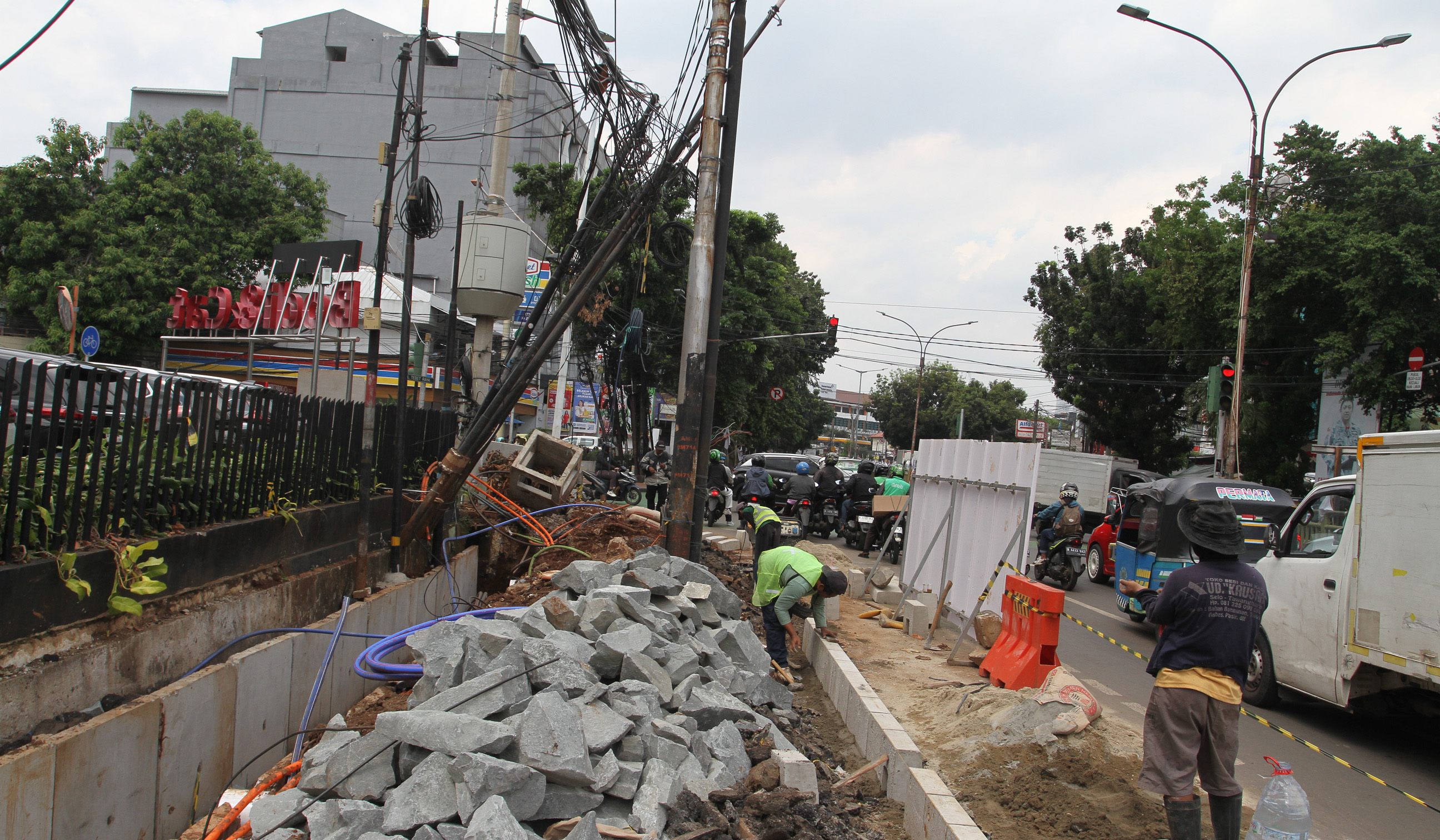 Pentaan trotoar dan saluran air di Jakarta. (Agus Priatna/SinPo.id)