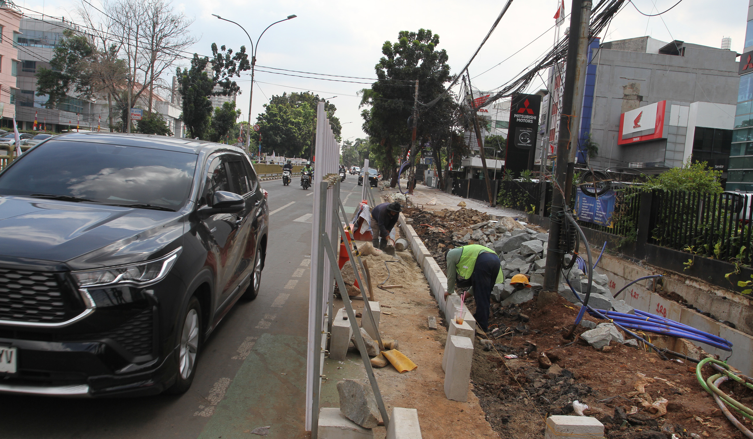 Pentaan trotoar dan saluran air di Jakarta. (Agus Priatna/SinPo.id)