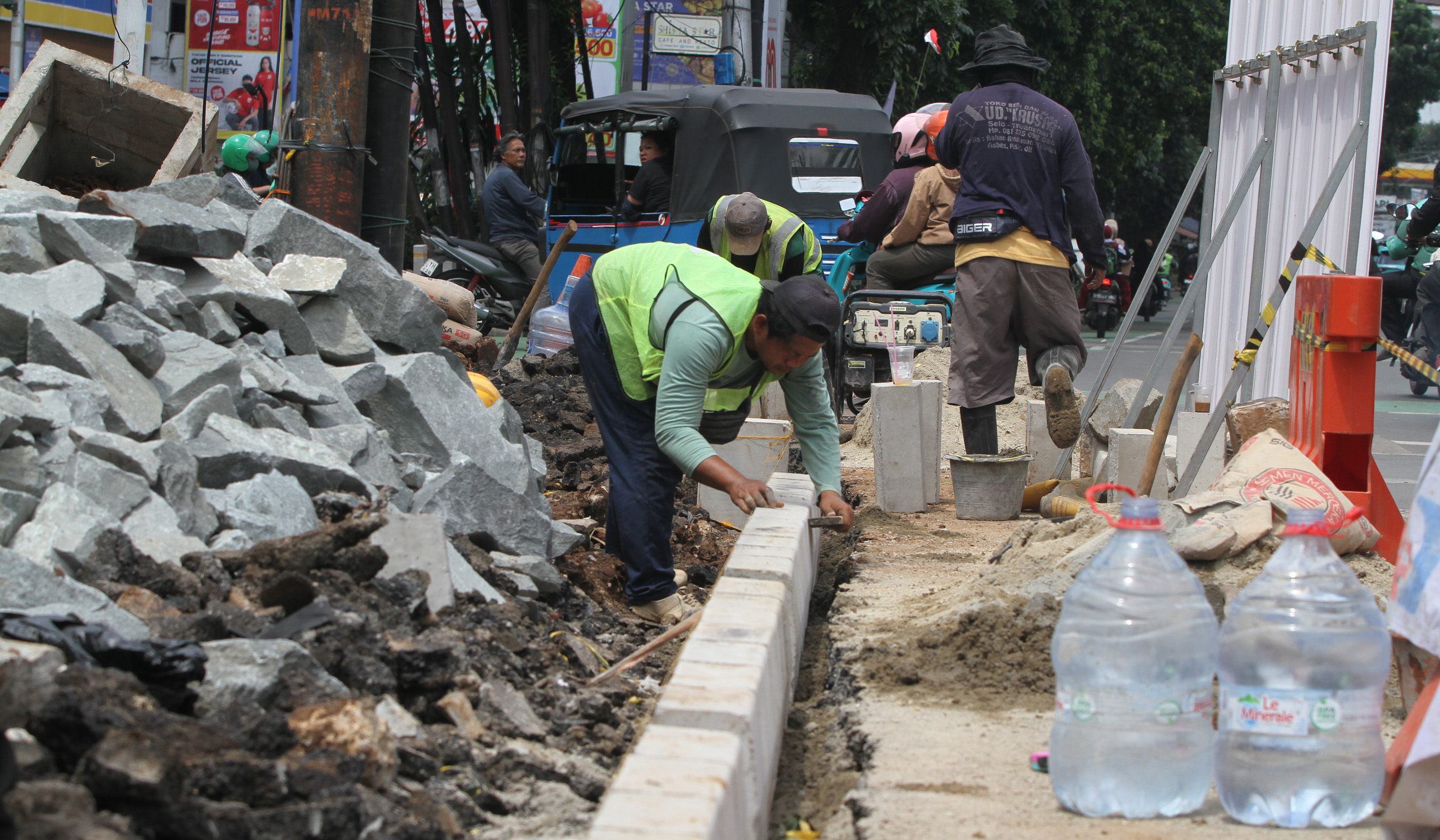 Pentaan trotoar dan saluran air di Jakarta. (Agus Priatna/SinPo.id)
