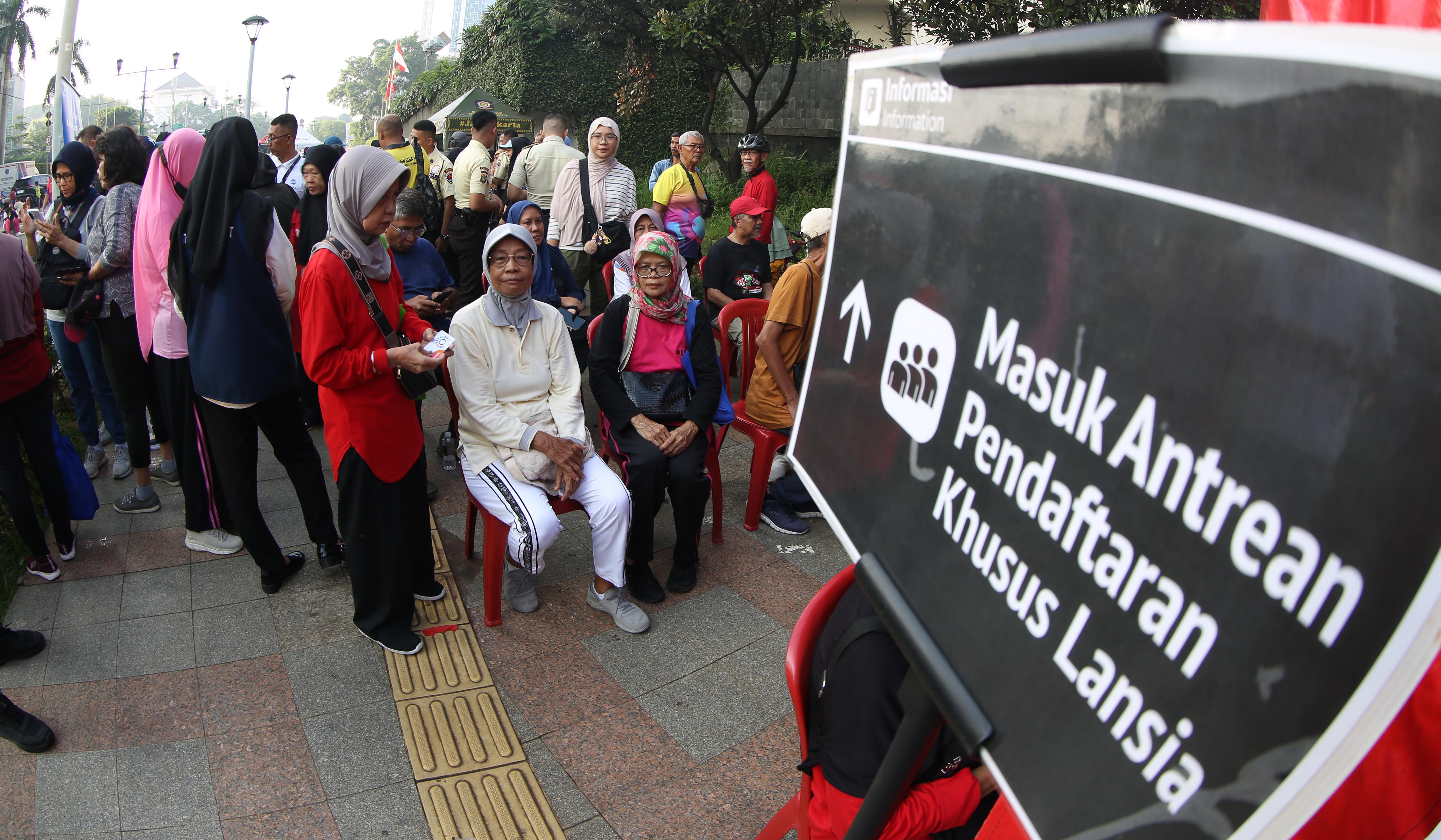 Pendaftaran kartu gratis Transjakarta untuk lansia. (Agus Priatna/SinPo.id)