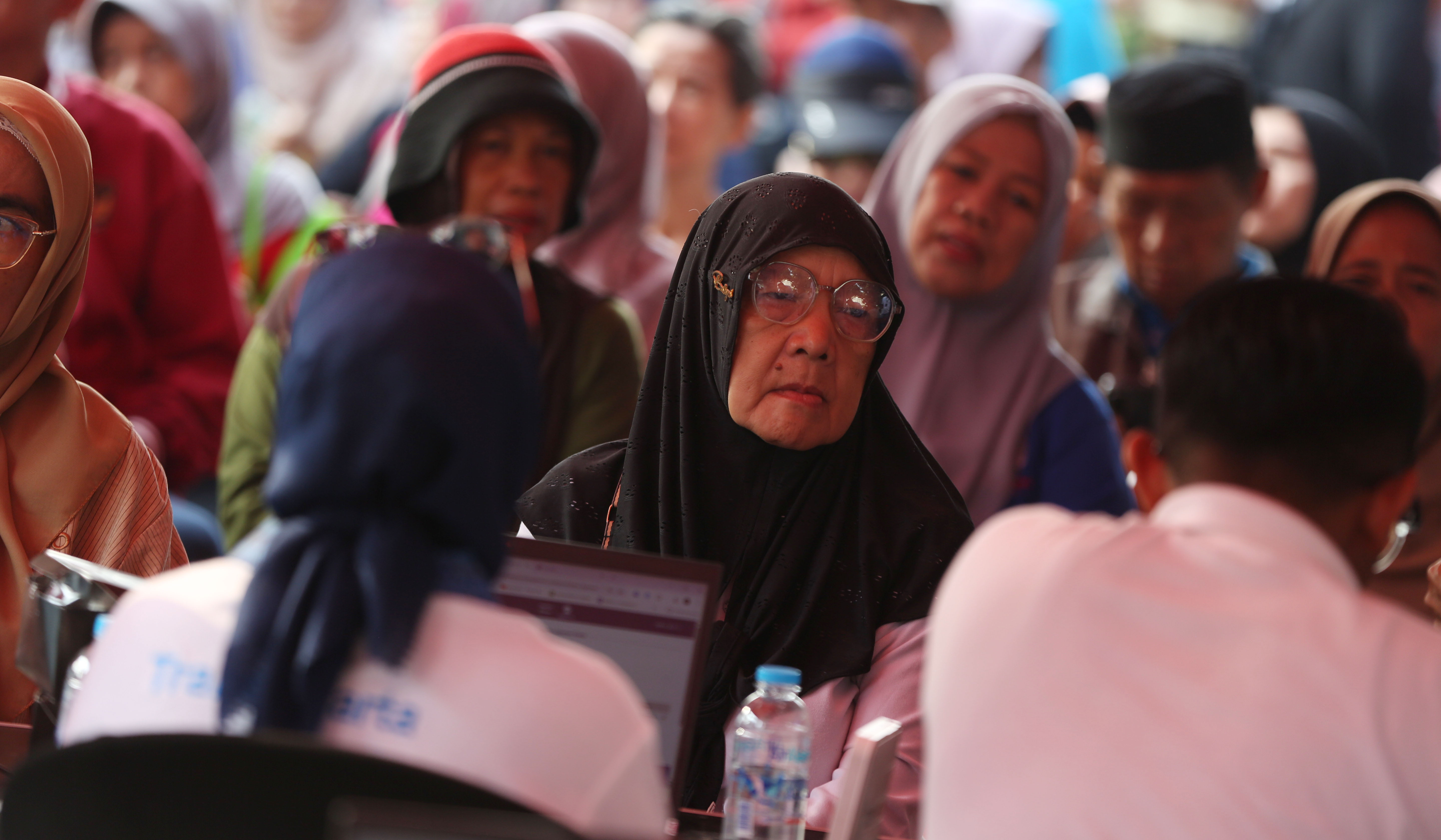 Pendaftaran kartu gratis Transjakarta untuk lansia. (Agus Priatna/SinPo.id)