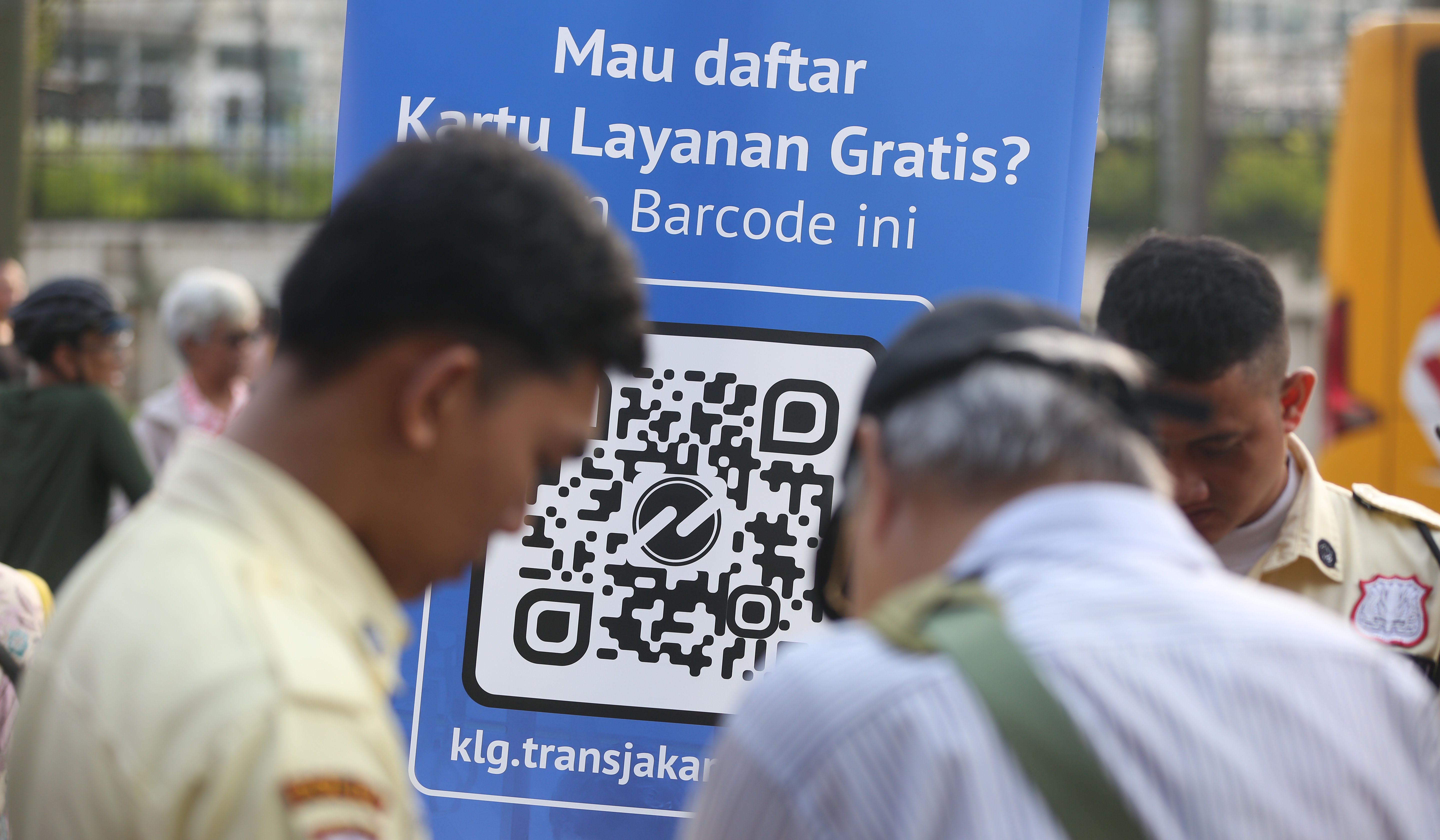 Pendaftaran kartu gratis Transjakarta untuk lansia. (Agus Priatna/SinPo.id)