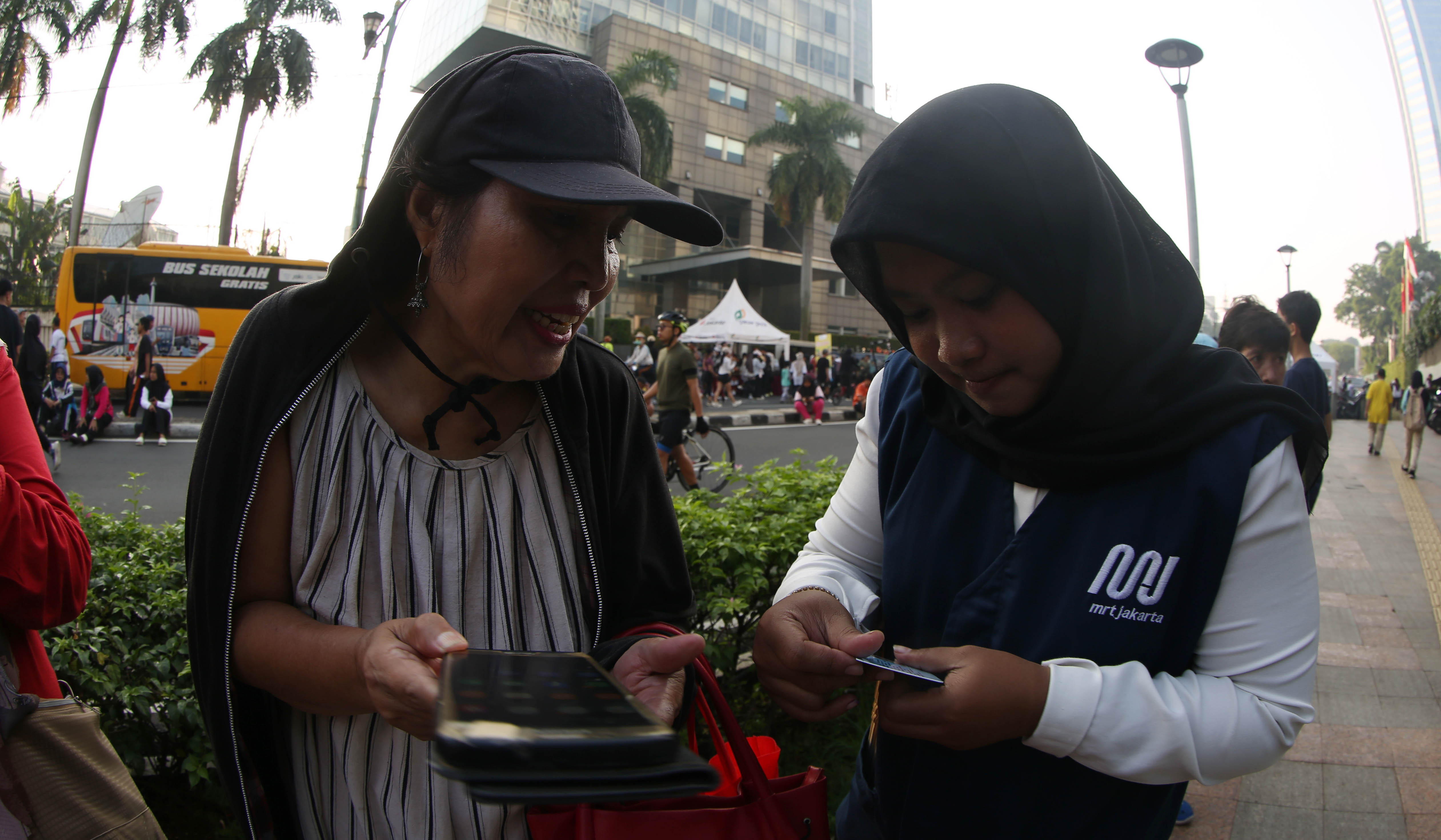 Pendaftaran kartu gratis Transjakarta untuk lansia. (Agus Priatna/SinPo.id)