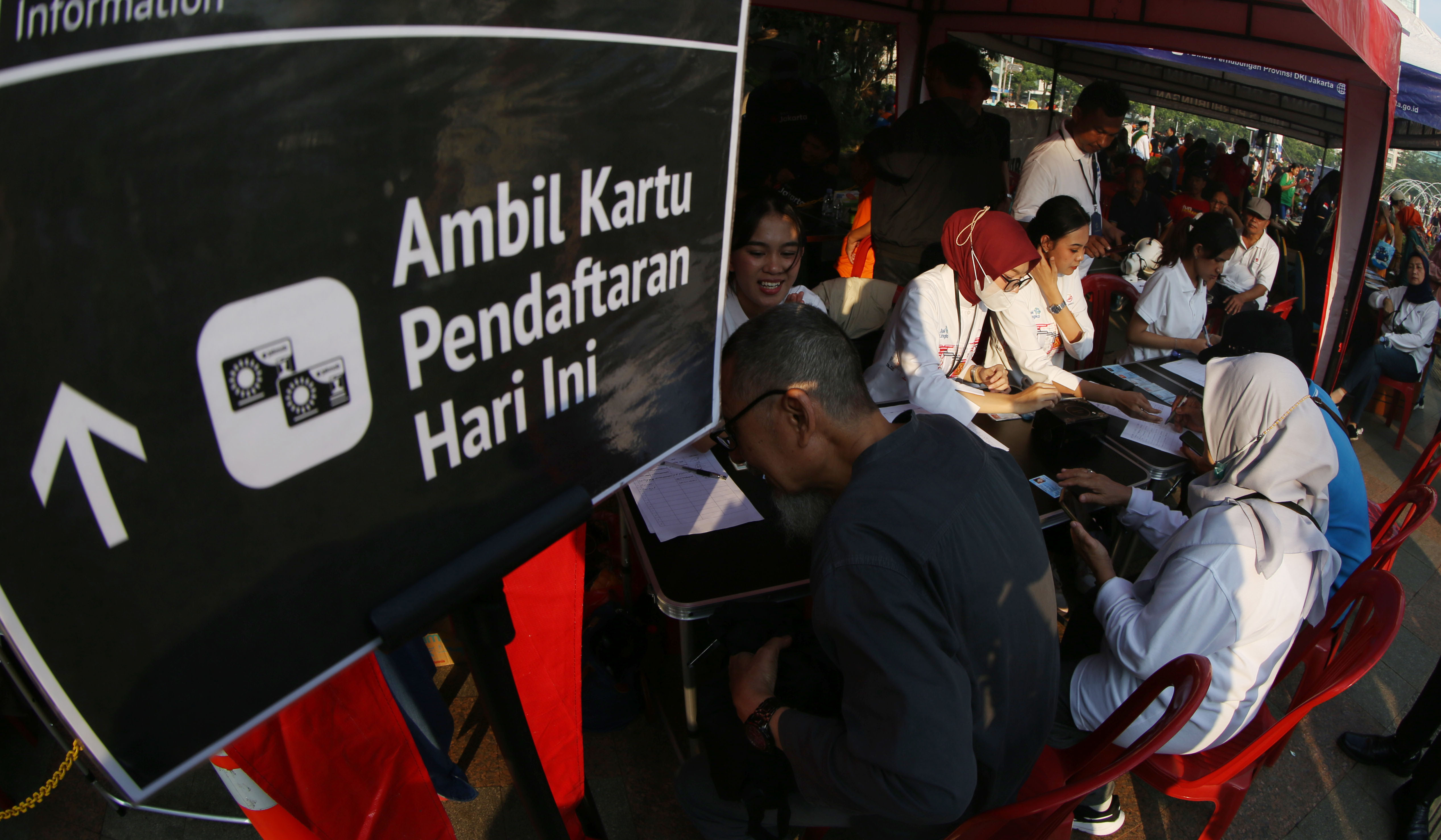 Pendaftaran kartu gratis Transjakarta untuk lansia. (Agus Priatna/SinPo.id)