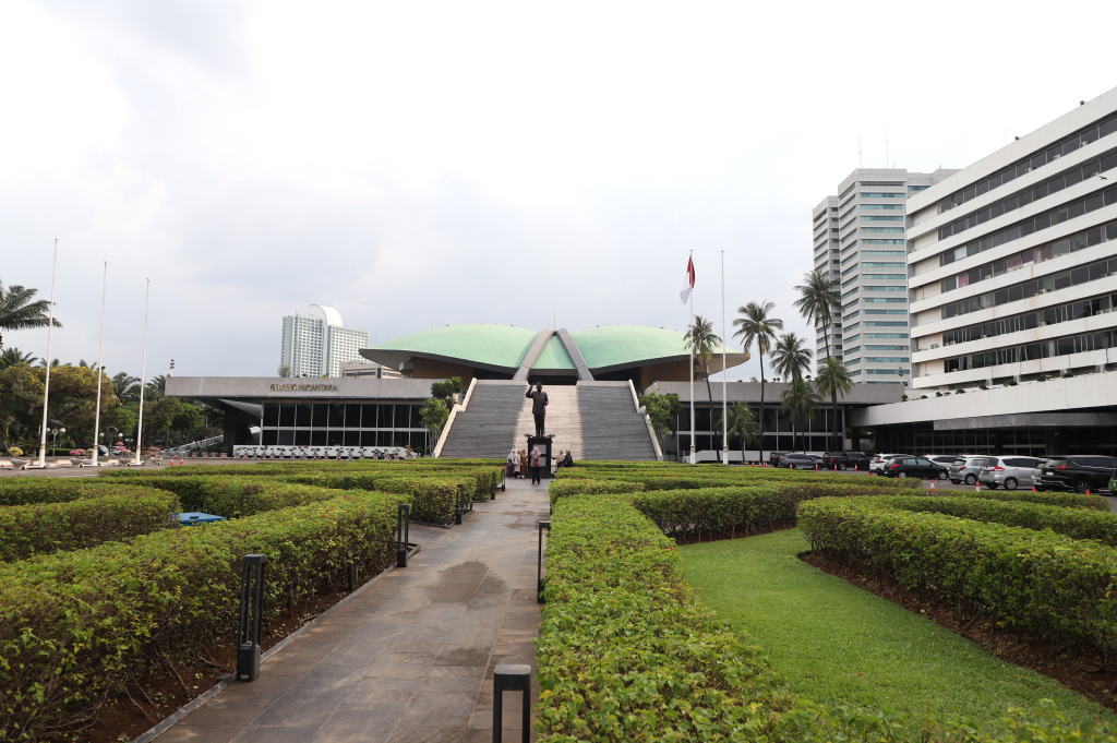 terlihat suasana sepi di kompleks parlemen sejumlah pegawai sedang menjalankan penerapan bekerja dari rumah (WFH) (Ashar/SinPo.id)
