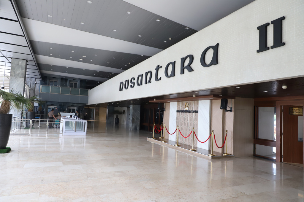 terlihat suasana sepi di kompleks parlemen sejumlah pegawai sedang menjalankan penerapan bekerja dari rumah (WFH) (Ashar/SinPo.id)