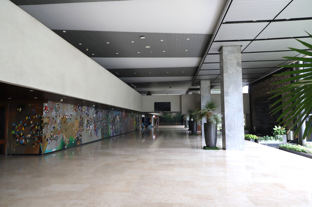 terlihat suasana sepi di kompleks parlemen sejumlah pegawai sedang menjalankan penerapan bekerja dari rumah (WFH) (Ashar/SinPo.id)