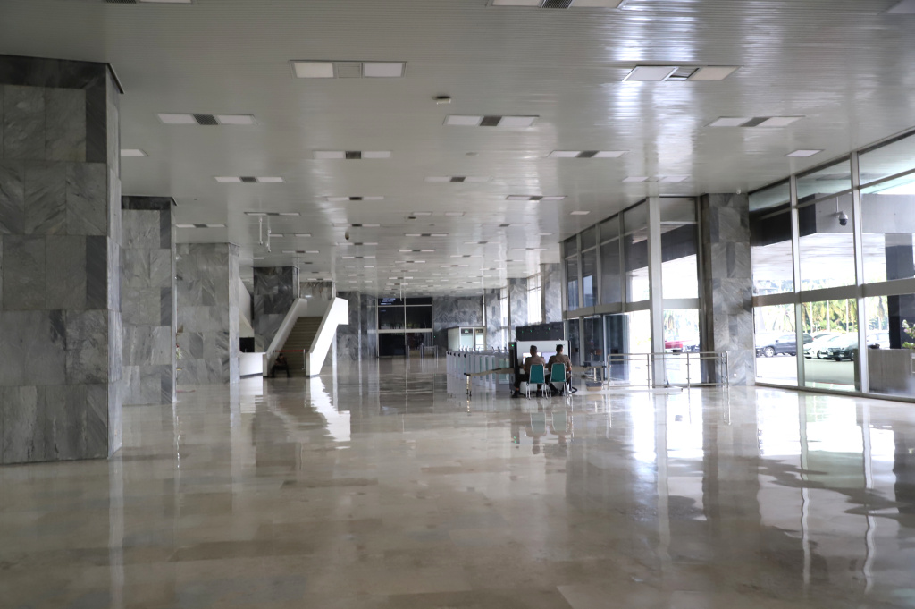 terlihat suasana sepi di kompleks parlemen sejumlah pegawai sedang menjalankan penerapan bekerja dari rumah (WFH) (Ashar/SinPo.id)