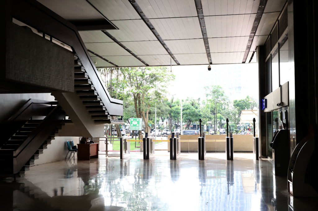 terlihat suasana sepi di kompleks parlemen sejumlah pegawai sedang menjalankan penerapan bekerja dari rumah (WFH) (Ashar/SinPo.id)