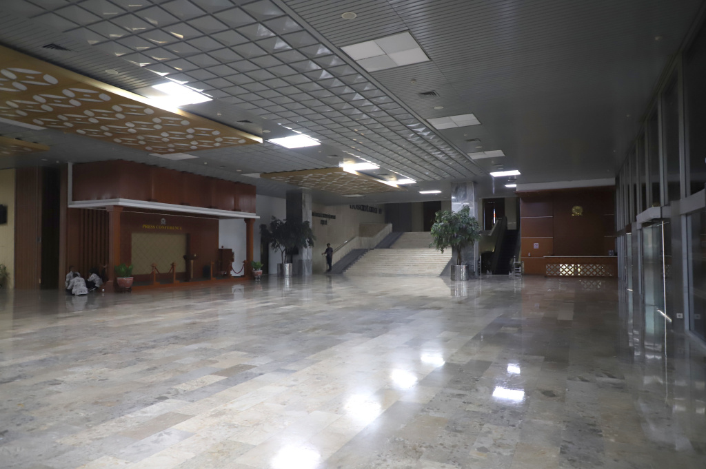 terlihat suasana sepi di kompleks parlemen sejumlah pegawai sedang menjalankan penerapan bekerja dari rumah (WFH) (Ashar/SinPo.id)