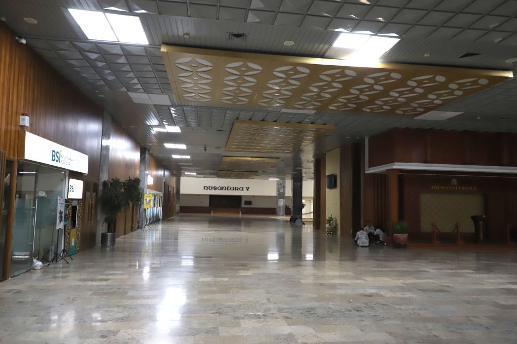 terlihat suasana sepi di kompleks parlemen sejumlah pegawai sedang menjalankan penerapan bekerja dari rumah (WFH) (Ashar/SinPo.id)