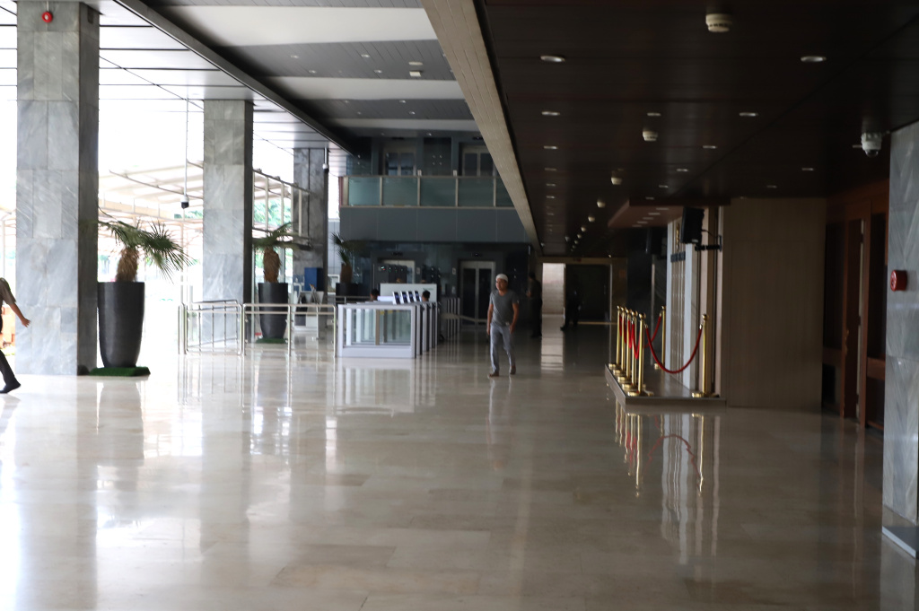 terlihat suasana sepi di kompleks parlemen sejumlah pegawai sedang menjalankan penerapan bekerja dari rumah (WFH) (Ashar/SinPo.id)