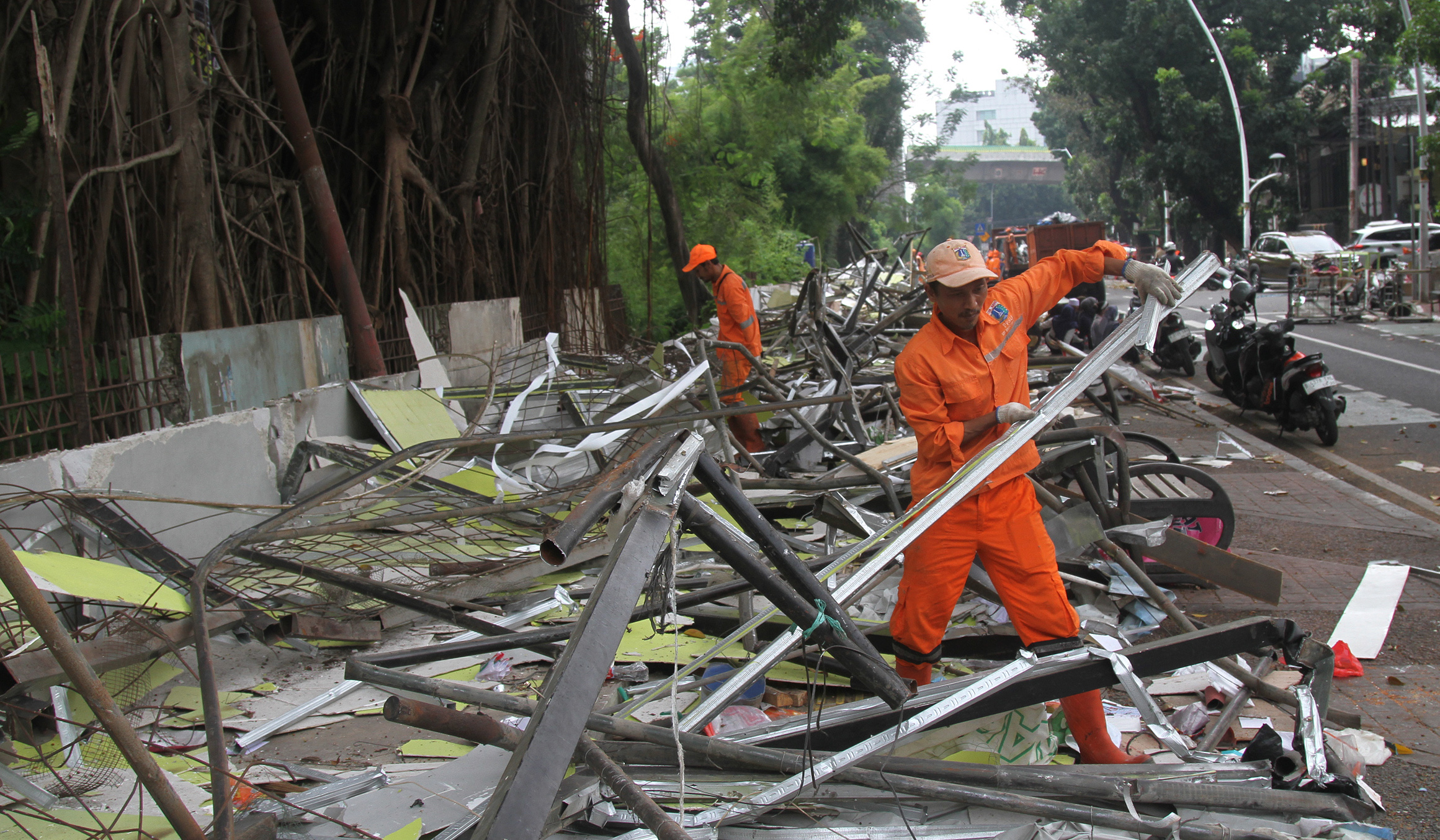 Penertiban Pasar Barito. (Agus Priatna/SinPo.id)