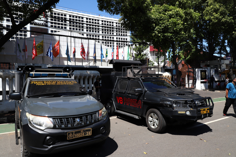 Pengamanan Gedung KPU RI diperketat oleh para anggotal TNI-Polri jelang pengumuman hasil rekapitulasi nasional pada hari ini (Ashar/SinPo.id)