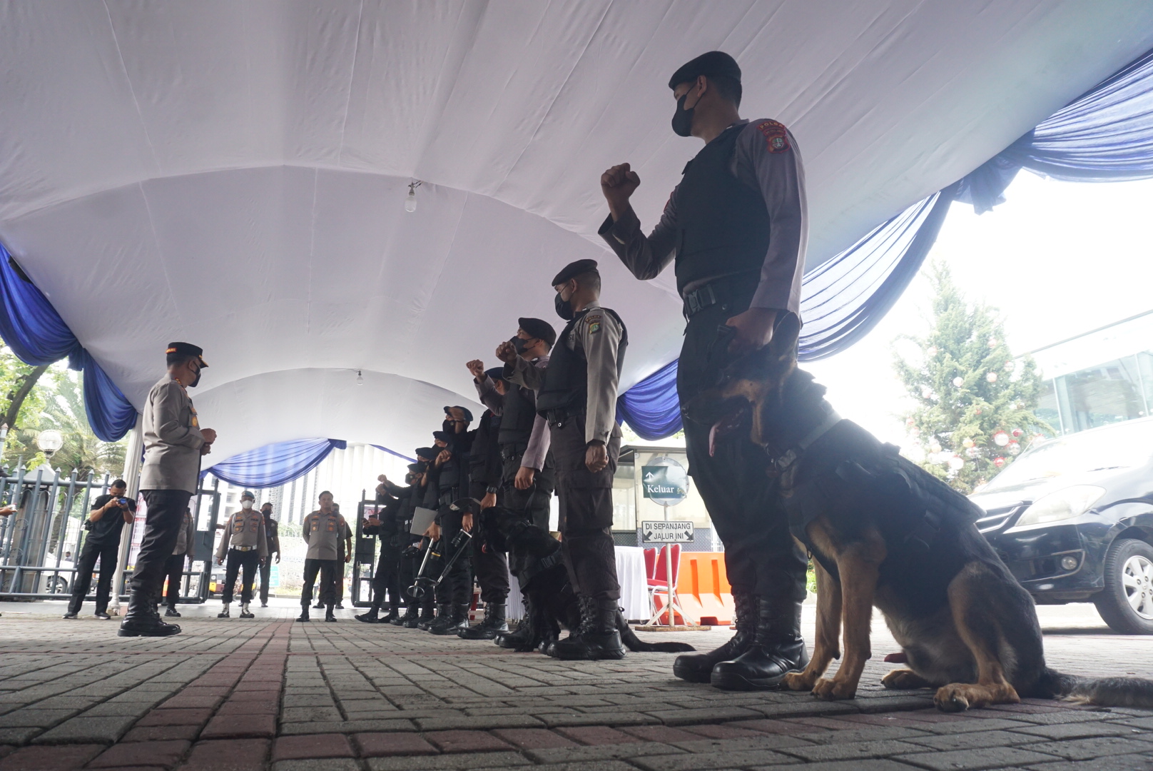 Petugas Gegana Brimob Polri mengerahkan anjing pelacak untuk mensterilkan dan pengamanan gereja katedral yang akan digunakan malam misa natal nanti (Ashar/SinPo.id)