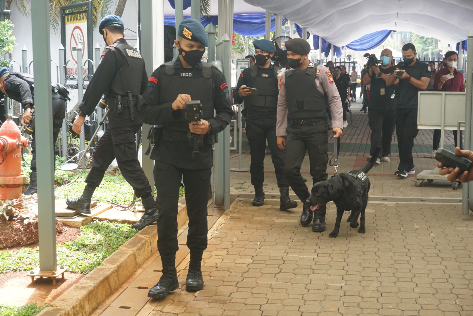 Petugas Gegana Brimob Polri mengerahkan anjing pelacak untuk mensterilkan dan pengamanan gereja katedral yang akan digunakan malam misa natal nanti (Ashar/SinPo.id)