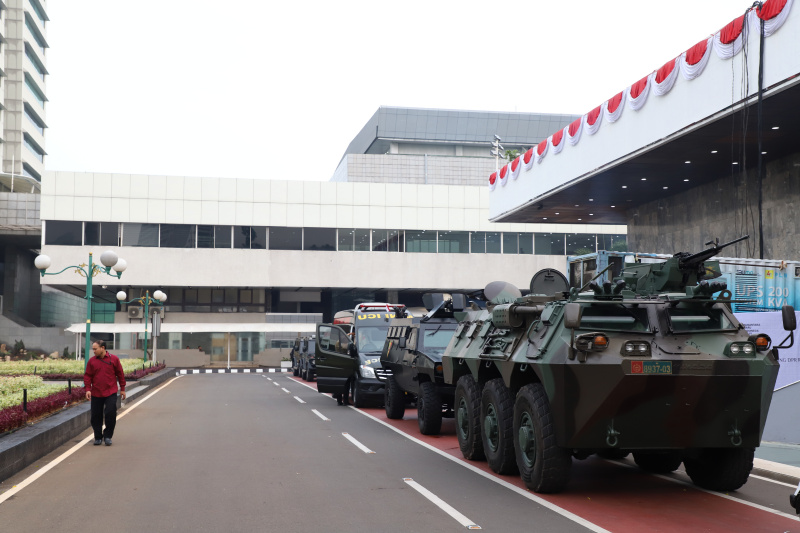 Pengamanan ketat oleh anggota gabungan Polri dan TNI jalannya sidang tahunan bersama DPR RI/DPD RI/MPR RI (Ashar/SinPo.id)