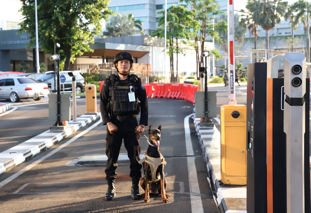 Penjagaan ketat dilakukan oleh anggota gabungan Polri dan TNI dalam sidang tahunan MPR/DPR/DPD RI (Ashar/SinPo.id)
