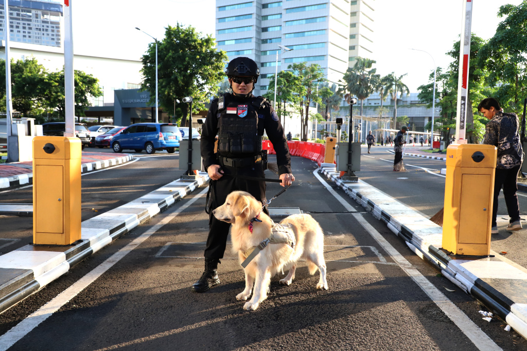 Penjagaan ketat dilakukan oleh anggota gabungan Polri dan TNI dalam sidang tahunan MPR/DPR/DPD RI (Ashar/SinPo.id)