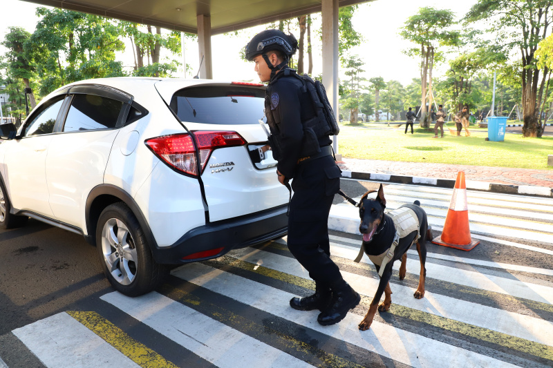 Penjagaan ketat dilakukan oleh anggota gabungan Polri dan TNI dalam sidang tahunan MPR/DPR/DPD RI (Ashar/SinPo.id)