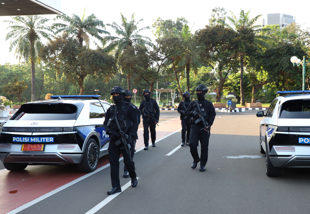Penjagaan ketat dilakukan oleh anggota gabungan Polri dan TNI dalam sidang tahunan MPR/DPR/DPD RI (Ashar/SinPo.id)