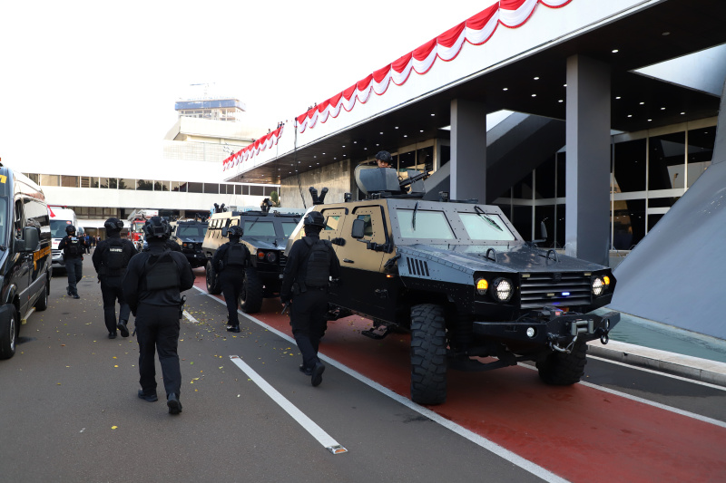 Penjagaan ketat dilakukan oleh anggota gabungan Polri dan TNI dalam sidang tahunan MPR/DPR/DPD RI (Ashar/SinPo.id)