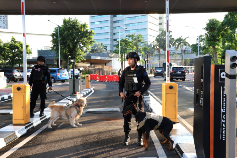 Penjagaan ketat dilakukan oleh anggota gabungan Polri dan TNI dalam sidang tahunan MPR/DPR/DPD RI (Ashar/SinPo.id)