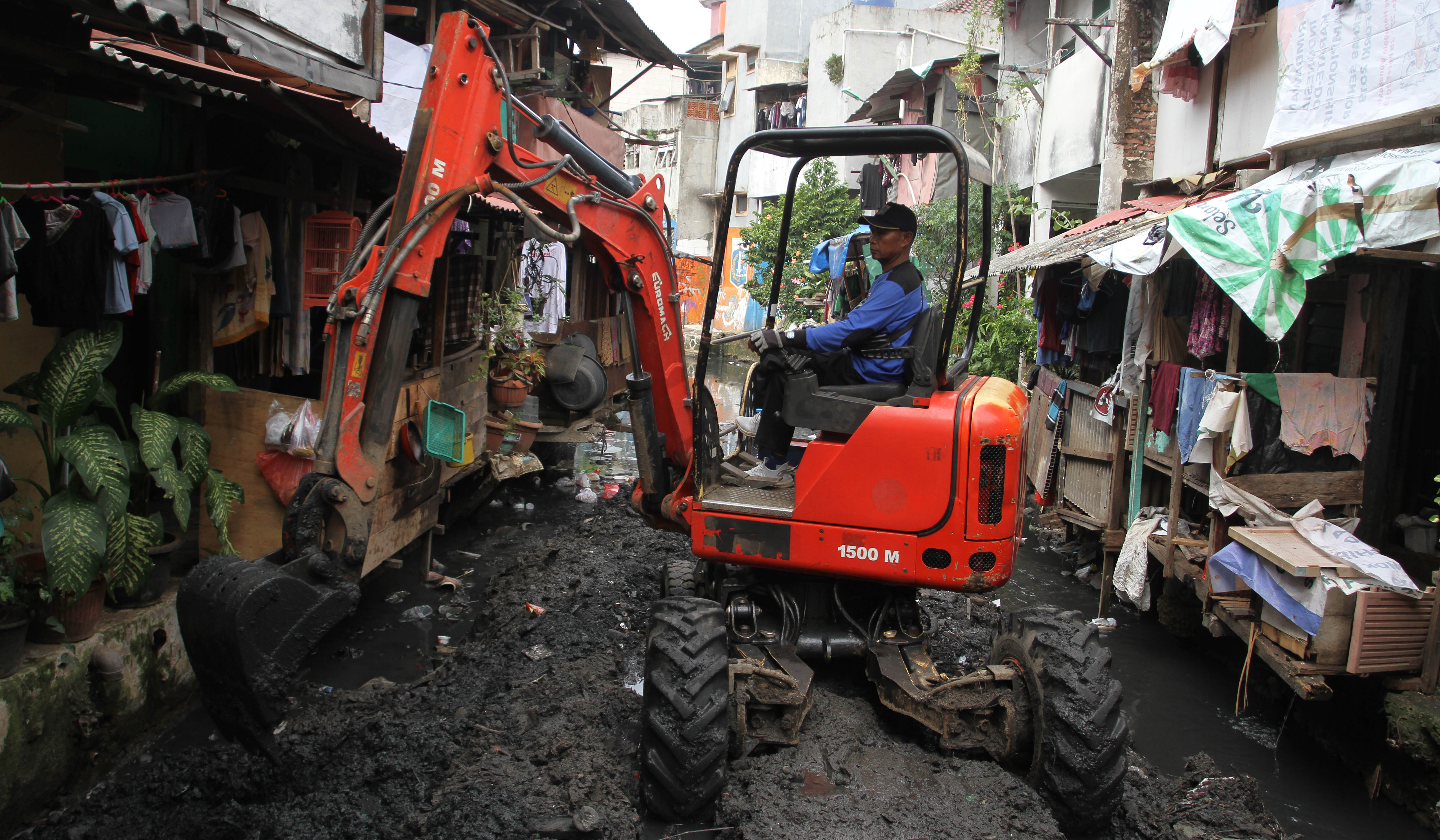 Petugas keruk lumpur kali Krukut. (Agus Priatna/SinPo.id)