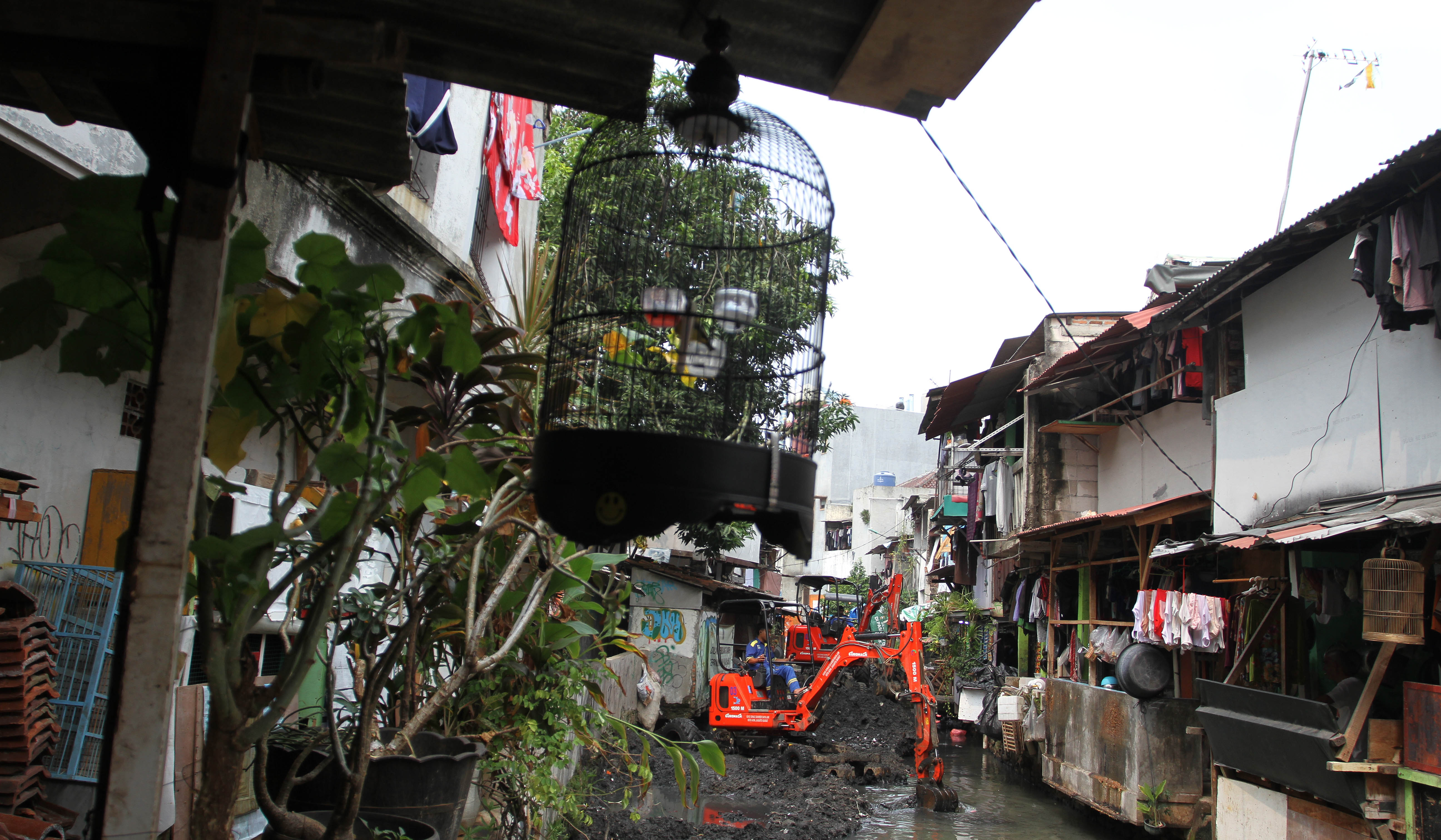 Petugas keruk lumpur kali Krukut. (Agus Priatna/SinPo.id)
