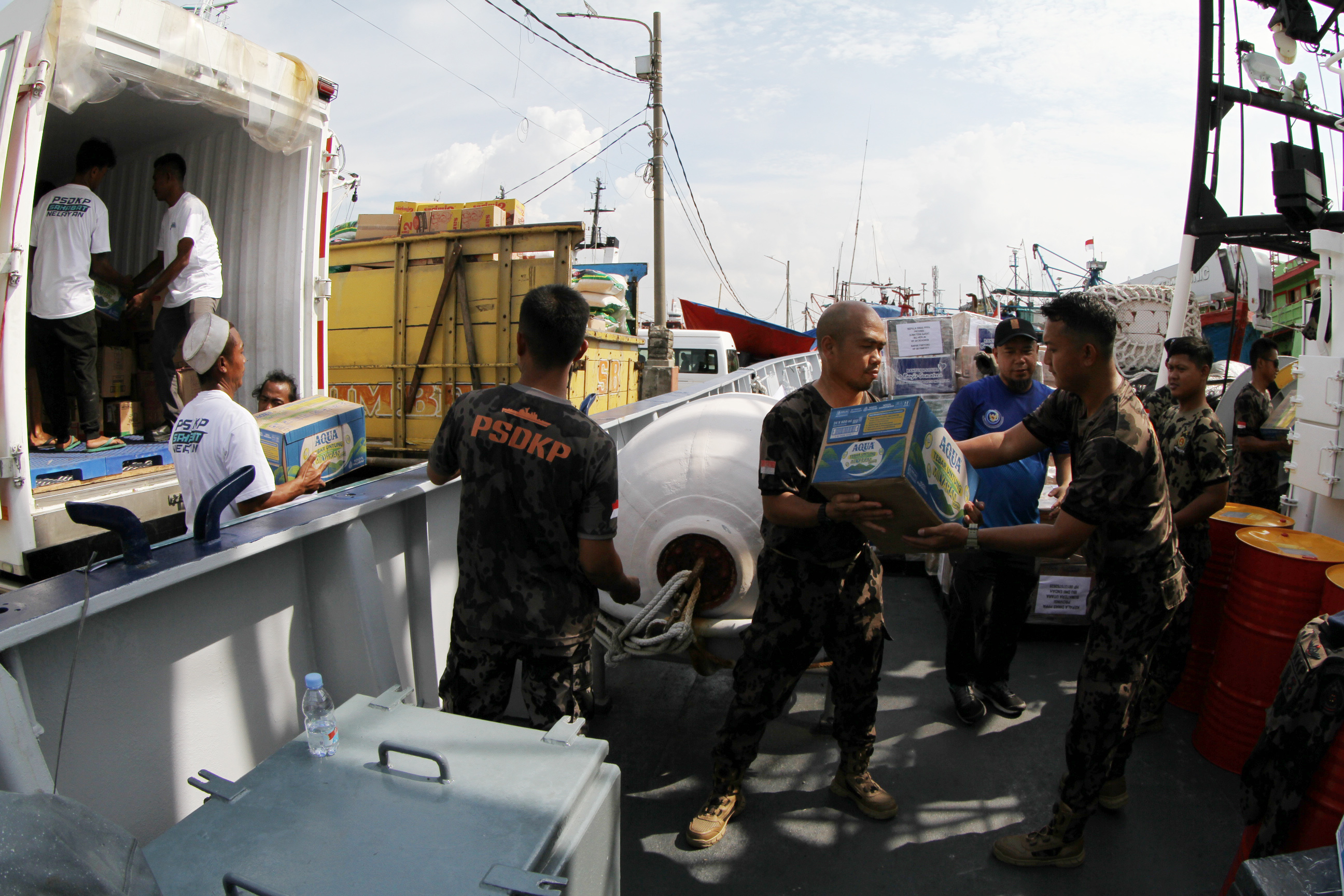Pengiriman bantuan bencana. (Agus Priatna/SinPo.id)