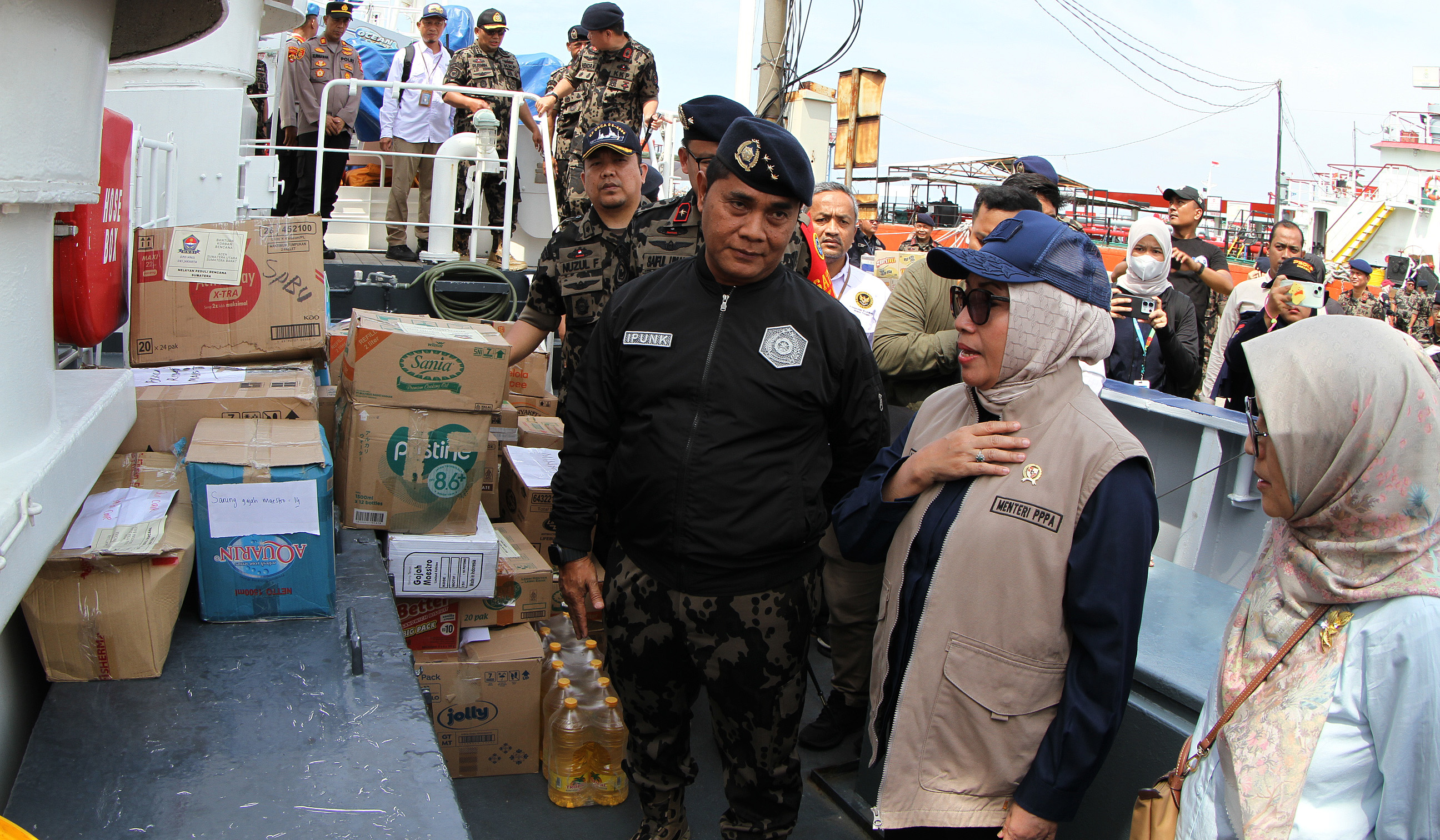 Pengiriman bantuan bencana. (Agus Priatna/SinPo.id)