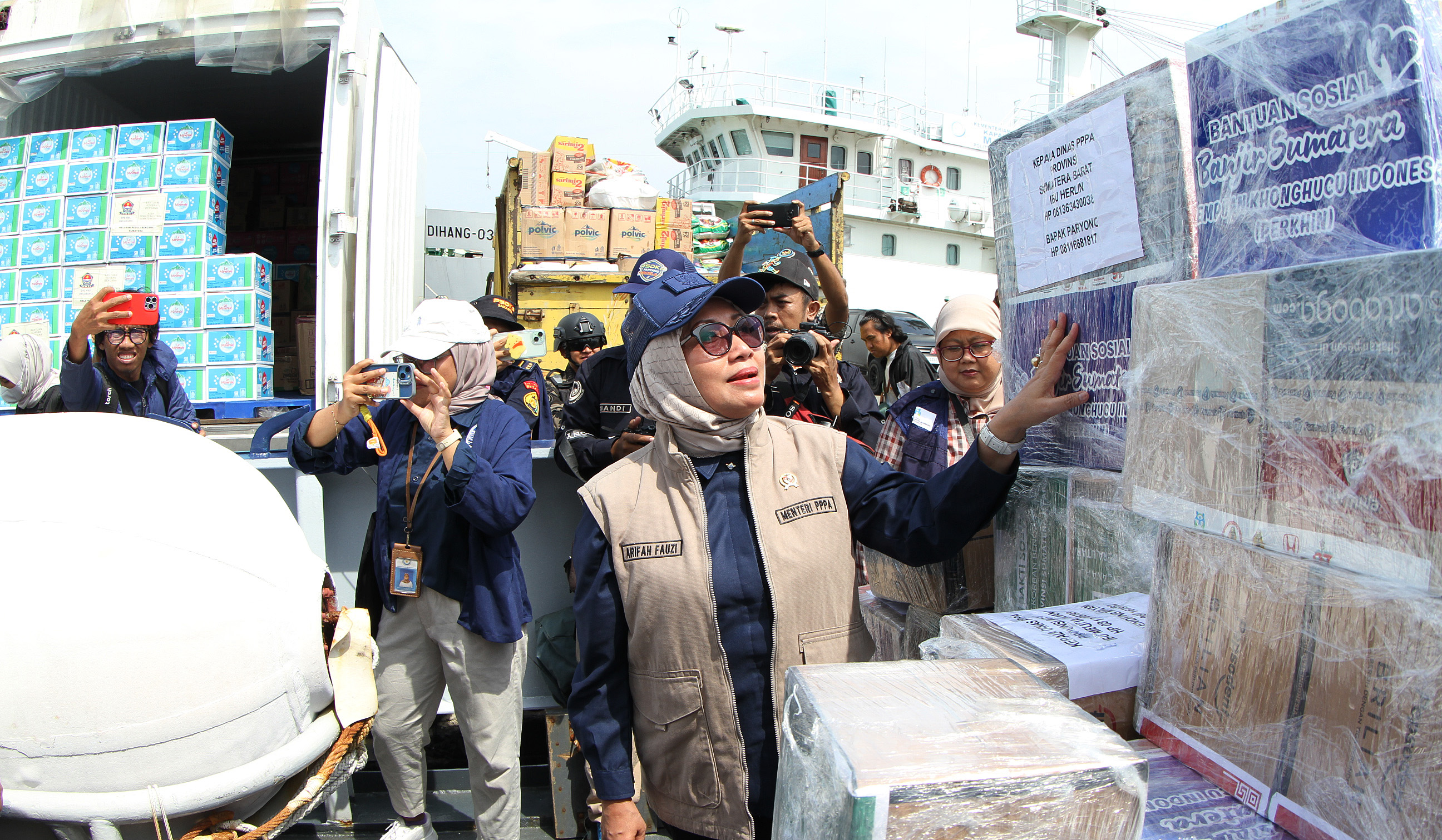 Pengiriman bantuan bencana. (Agus Priatna/SinPo.id)