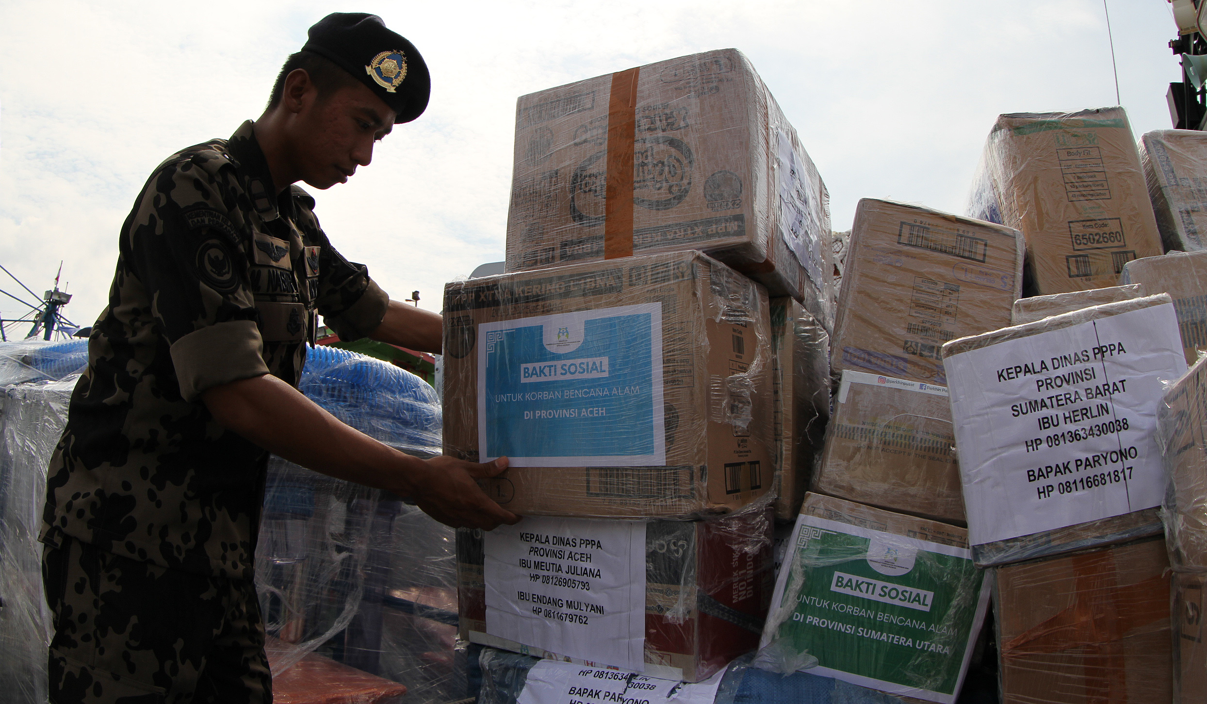 Pengiriman bantuan bencana. (Agus Priatna/SinPo.id)