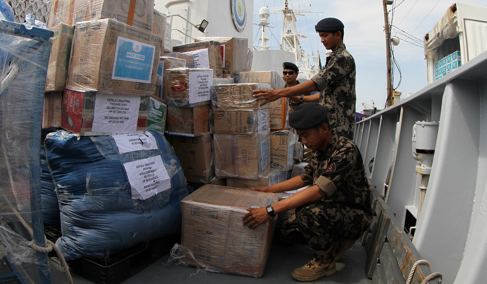Pengiriman bantuan bencana. (Agus Priatna/SinPo.id)