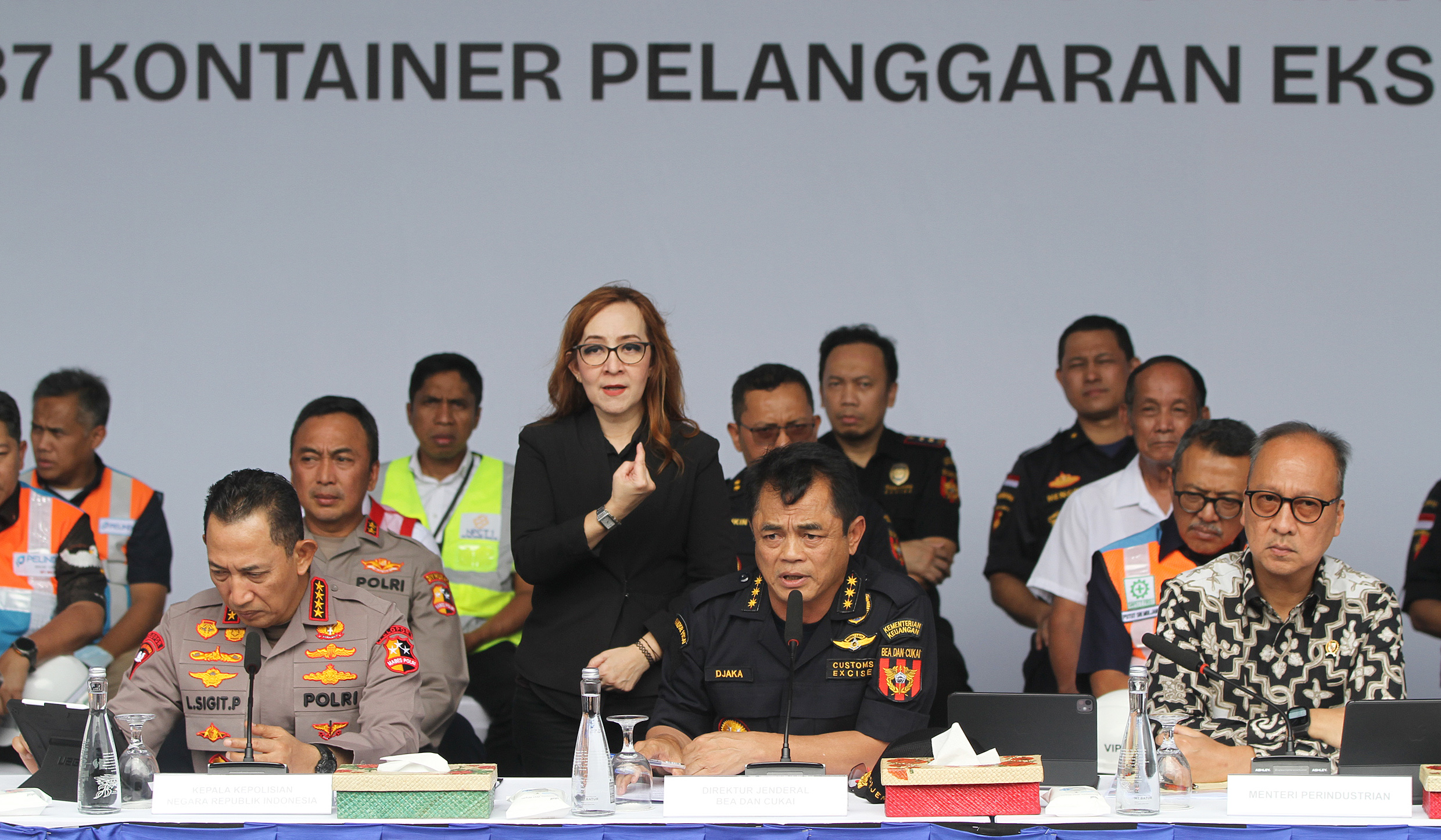 Pengungkapan ekspor ilegal. (Agus Priatna/SinPo.id)