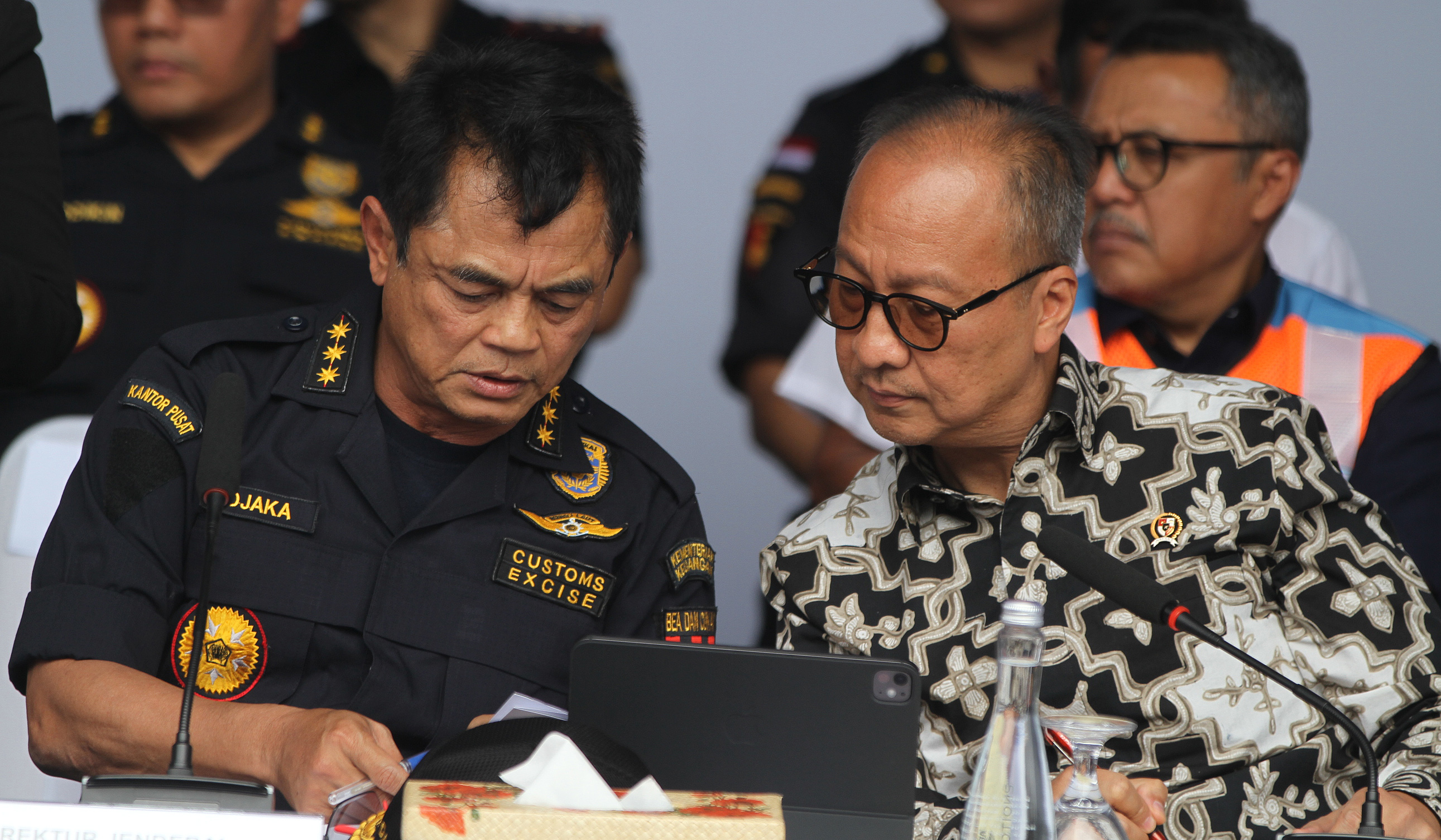 Pengungkapan ekspor ilegal. (Agus Priatna/SinPo.id)