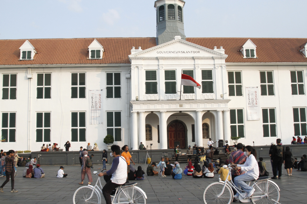 Warga DKI Jakarta padati Kota Tua saat cuti bersama Hari Raya Idul Adha dan libur sekolah (Ashar/SinPo.id)