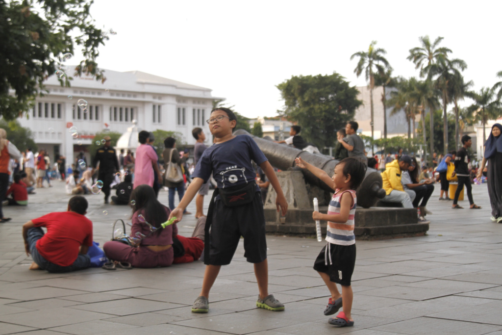 Warga DKI Jakarta padati Kota Tua saat cuti bersama Hari Raya Idul Adha dan libur sekolah (Ashar/SinPo.id)