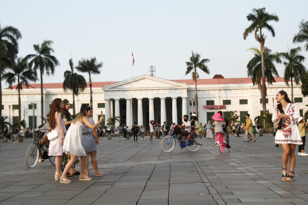 Warga DKI Jakarta padati Kota Tua saat cuti bersama Hari Raya Idul Adha dan libur sekolah (Ashar/SinPo.id)