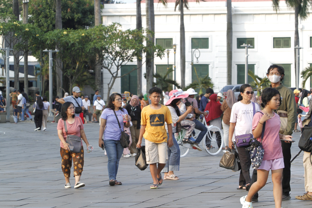 Warga DKI Jakarta padati Kota Tua saat cuti bersama Hari Raya Idul Adha dan libur sekolah (Ashar/SinPo.id)