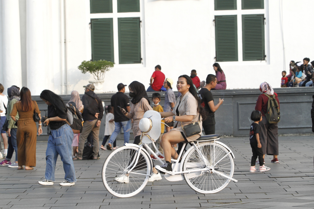 Warga DKI Jakarta padati Kota Tua saat cuti bersama Hari Raya Idul Adha dan libur sekolah (Ashar/SinPo.id)